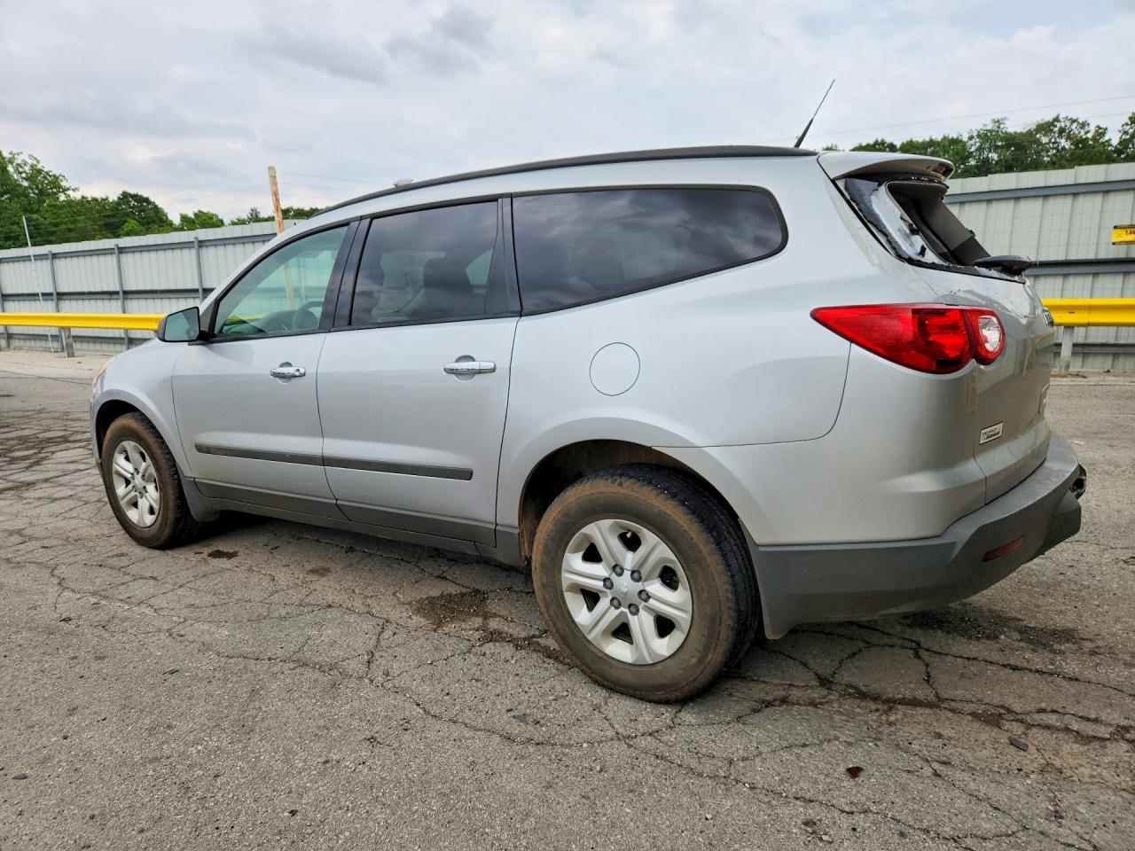 2012 Chevrolet Traverse Ls Silver vin: 1GNKRFED2CJ375391