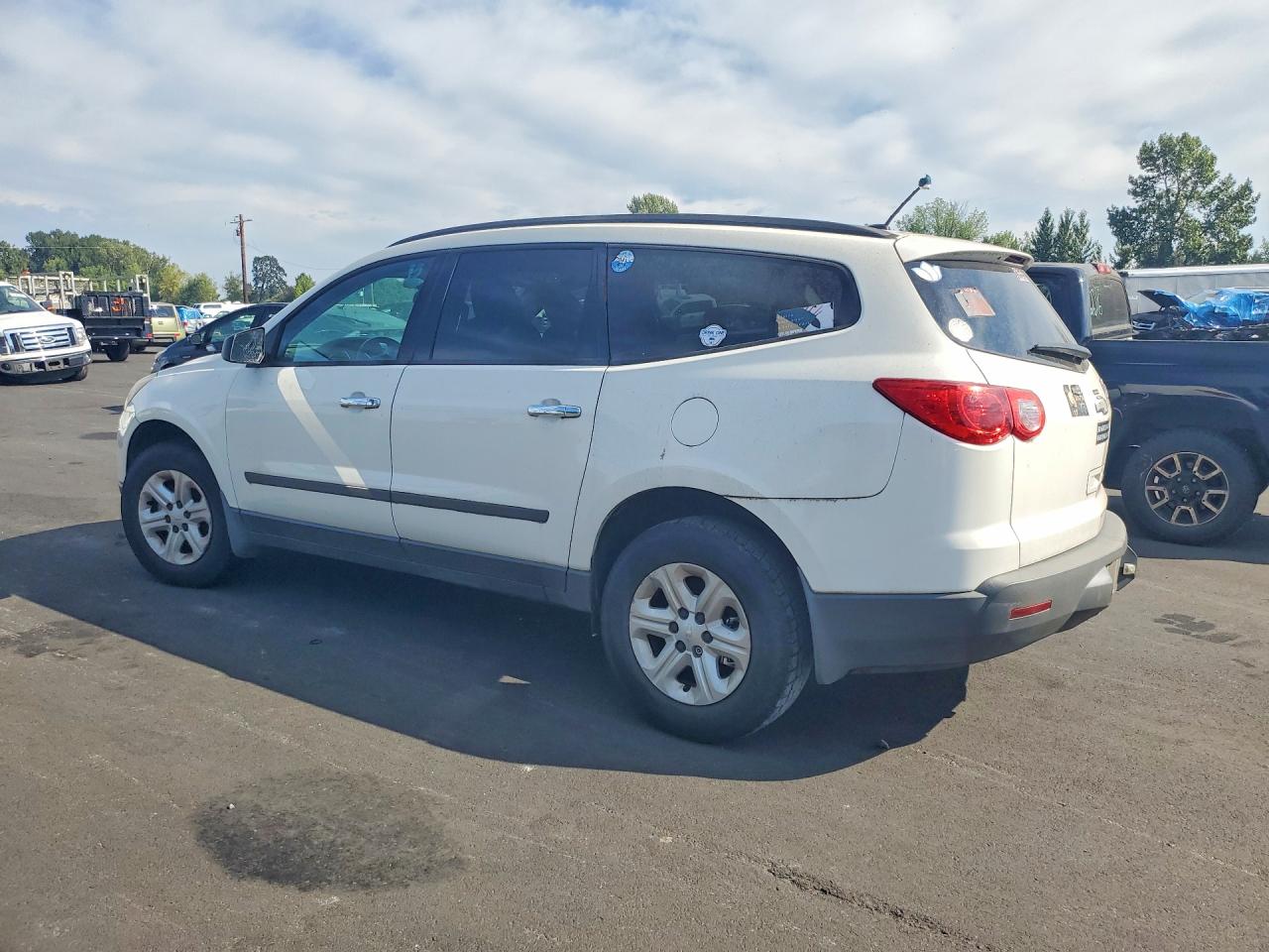 2012 Chevrolet Traverse Ls White vin: 1GNKRFED2CJ423746
