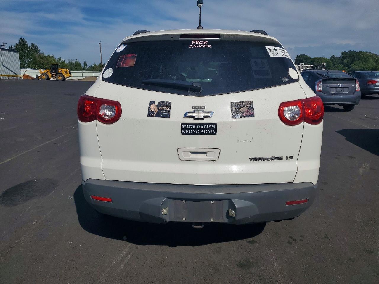 2012 Chevrolet Traverse Ls White vin: 1GNKRFED2CJ423746