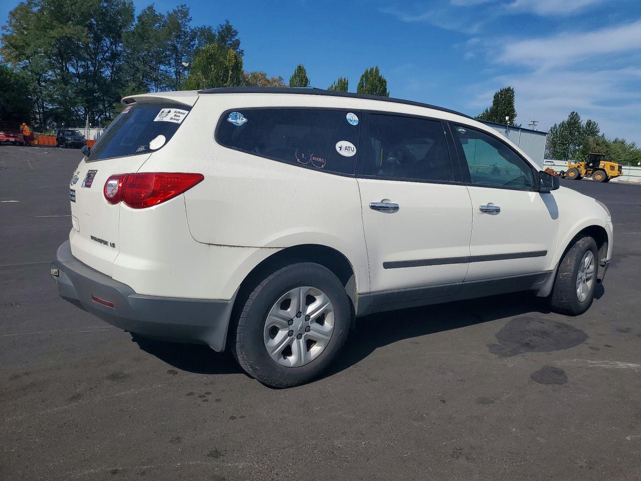 2012 Chevrolet Traverse Ls White vin: 1GNKRFED2CJ423746