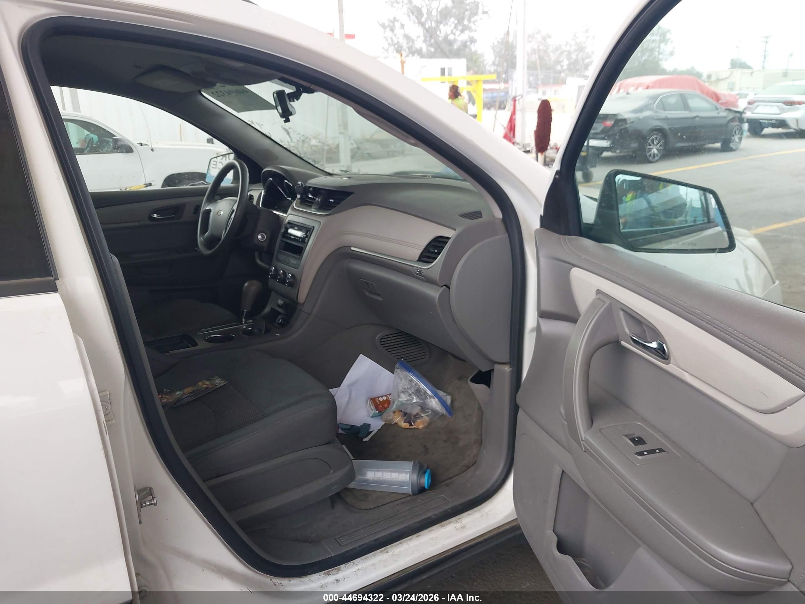 2015 Chevrolet Traverse Ls Белый vin: 1GNKRFED2FJ134922