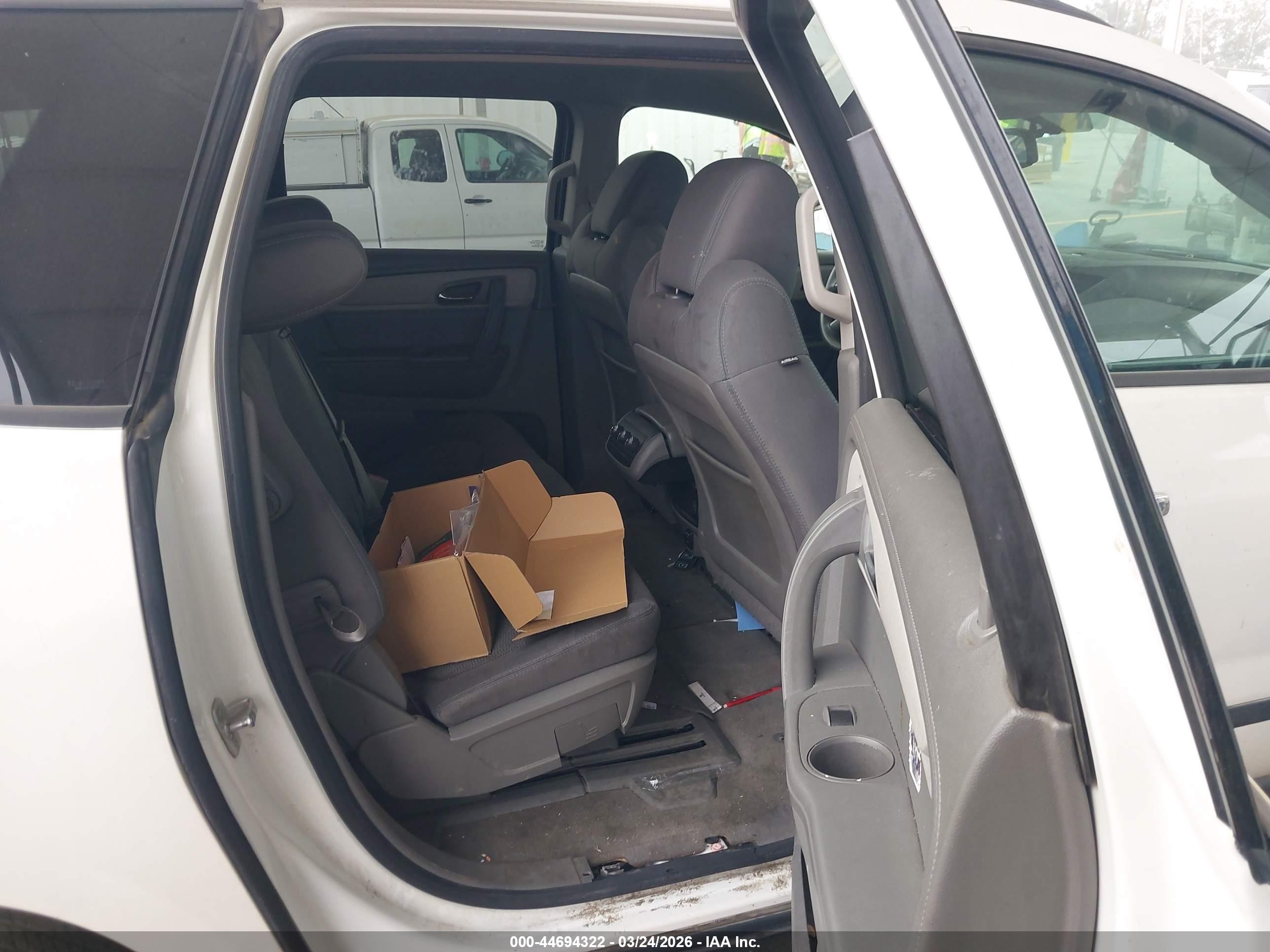 2015 Chevrolet Traverse Ls Белый vin: 1GNKRFED2FJ134922