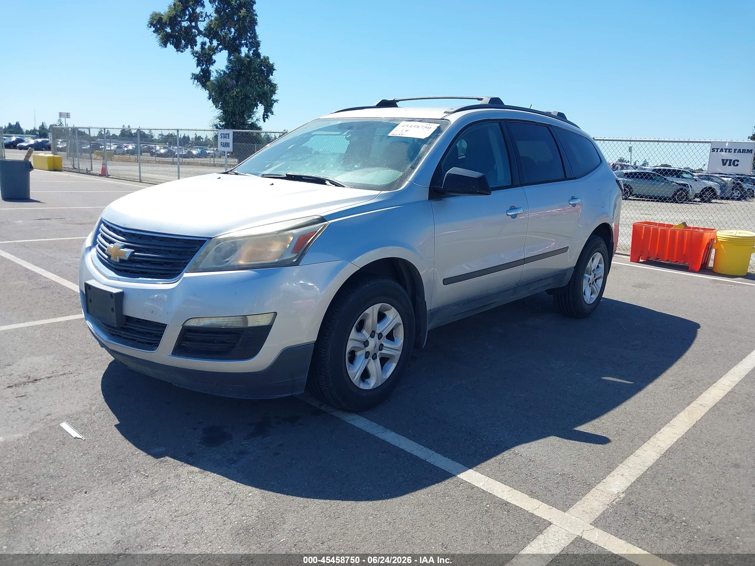 2015 Chevrolet Traverse Ls Silver vin: 1GNKRFED4FJ127339