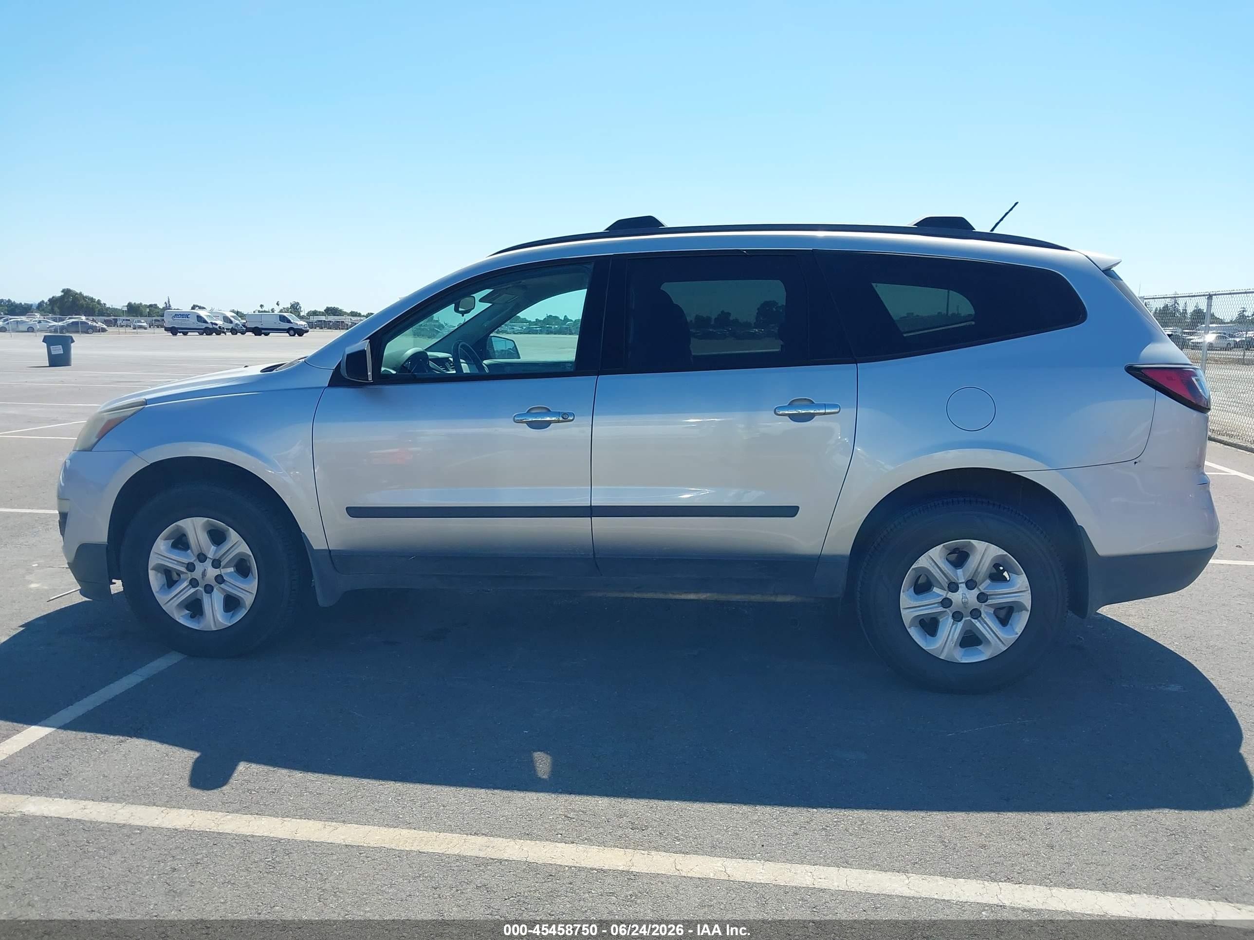 2015 Chevrolet Traverse Ls Silver vin: 1GNKRFED4FJ127339