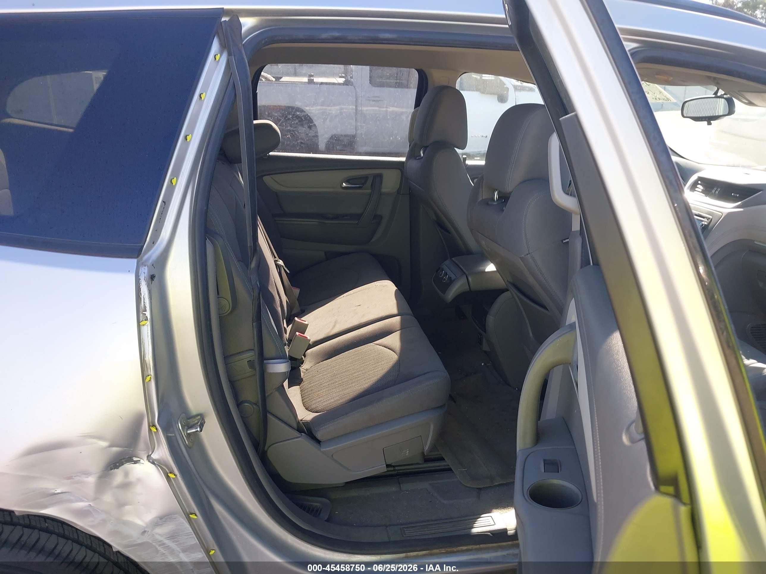 2015 Chevrolet Traverse Ls Silver vin: 1GNKRFED4FJ127339