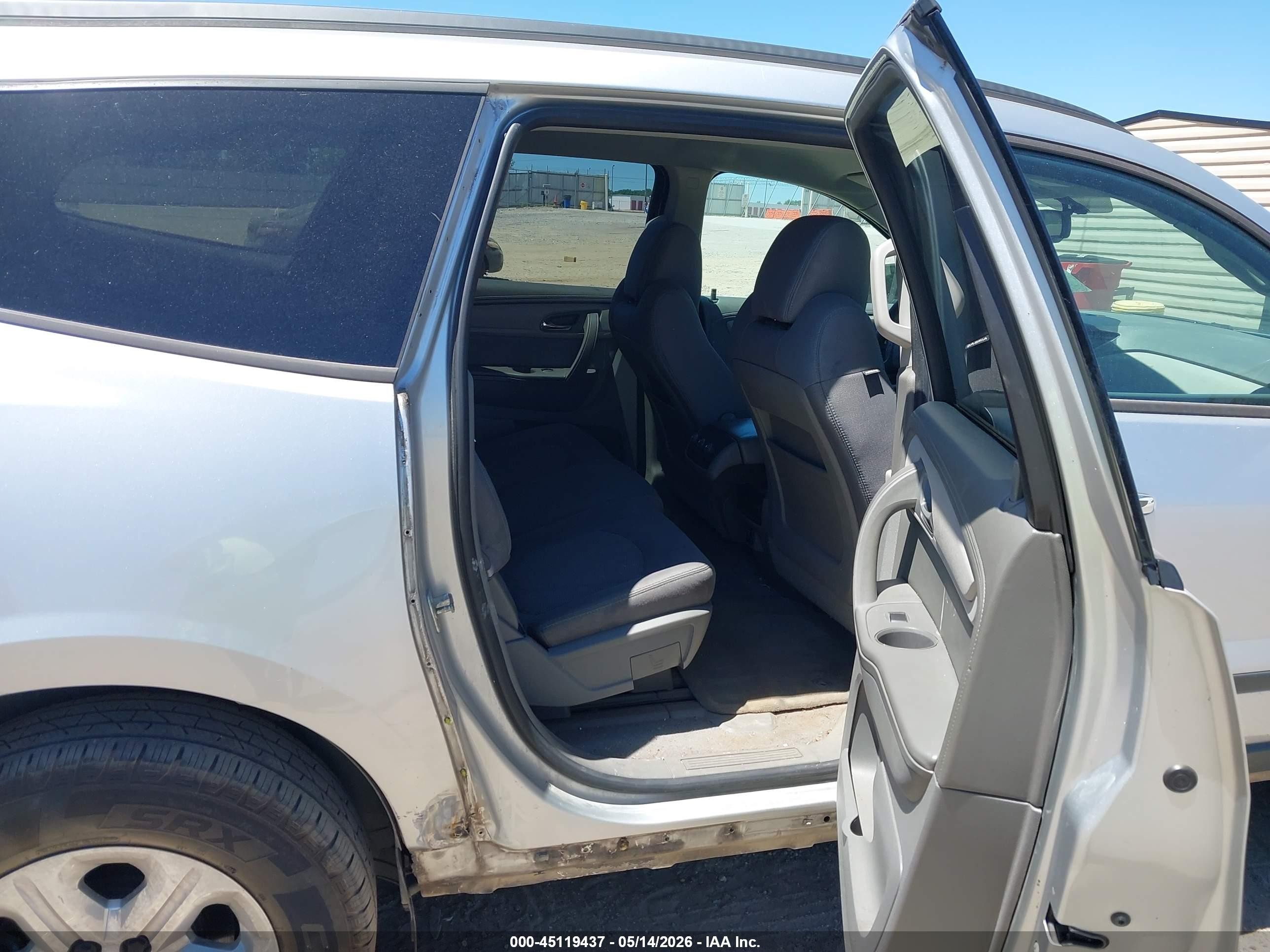 2015 Chevrolet Traverse Ls Silver vin: 1GNKRFED4FJ248436