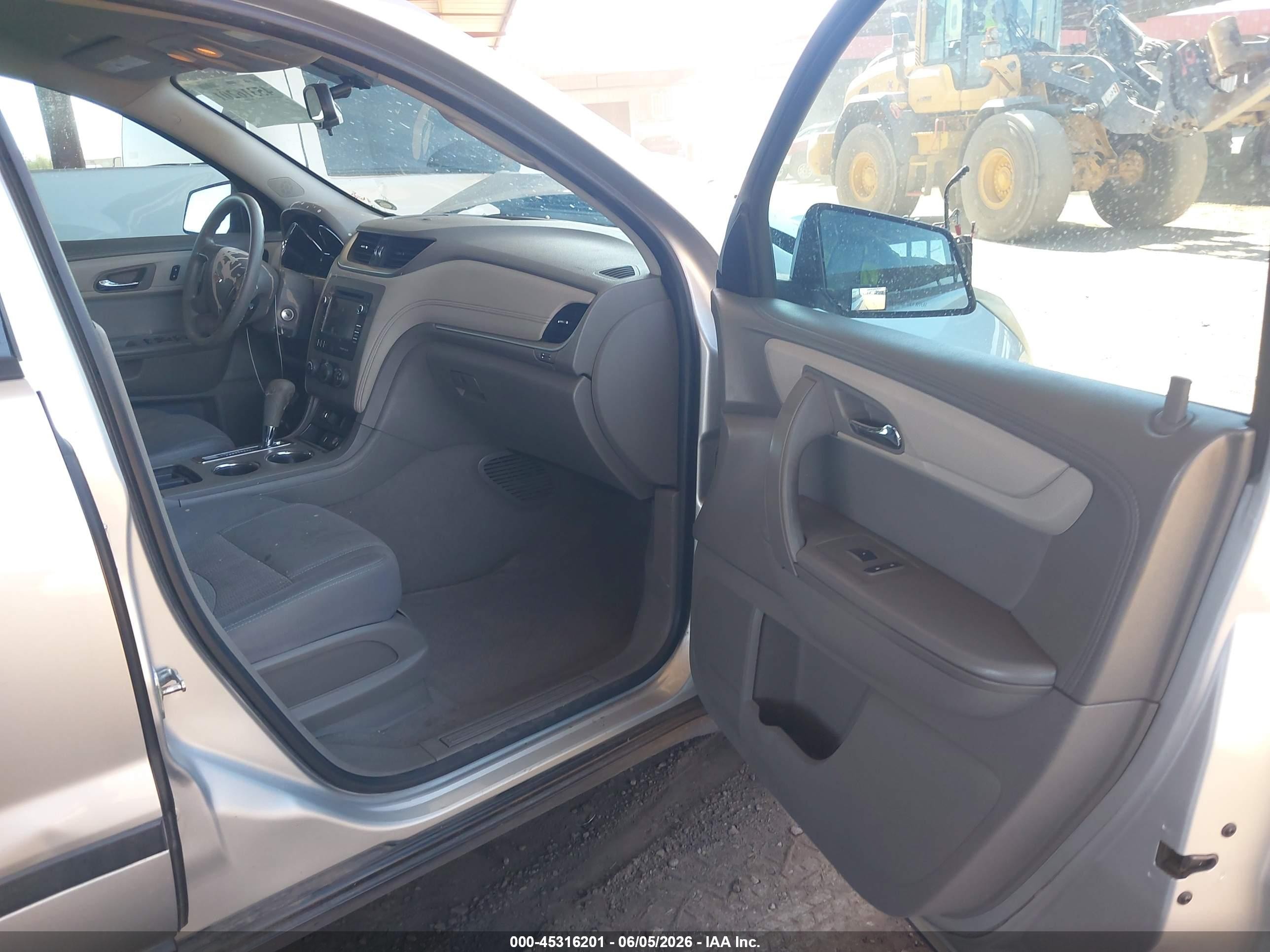 2015 Chevrolet Traverse Ls Silver vin: 1GNKRFED4FJ308747
