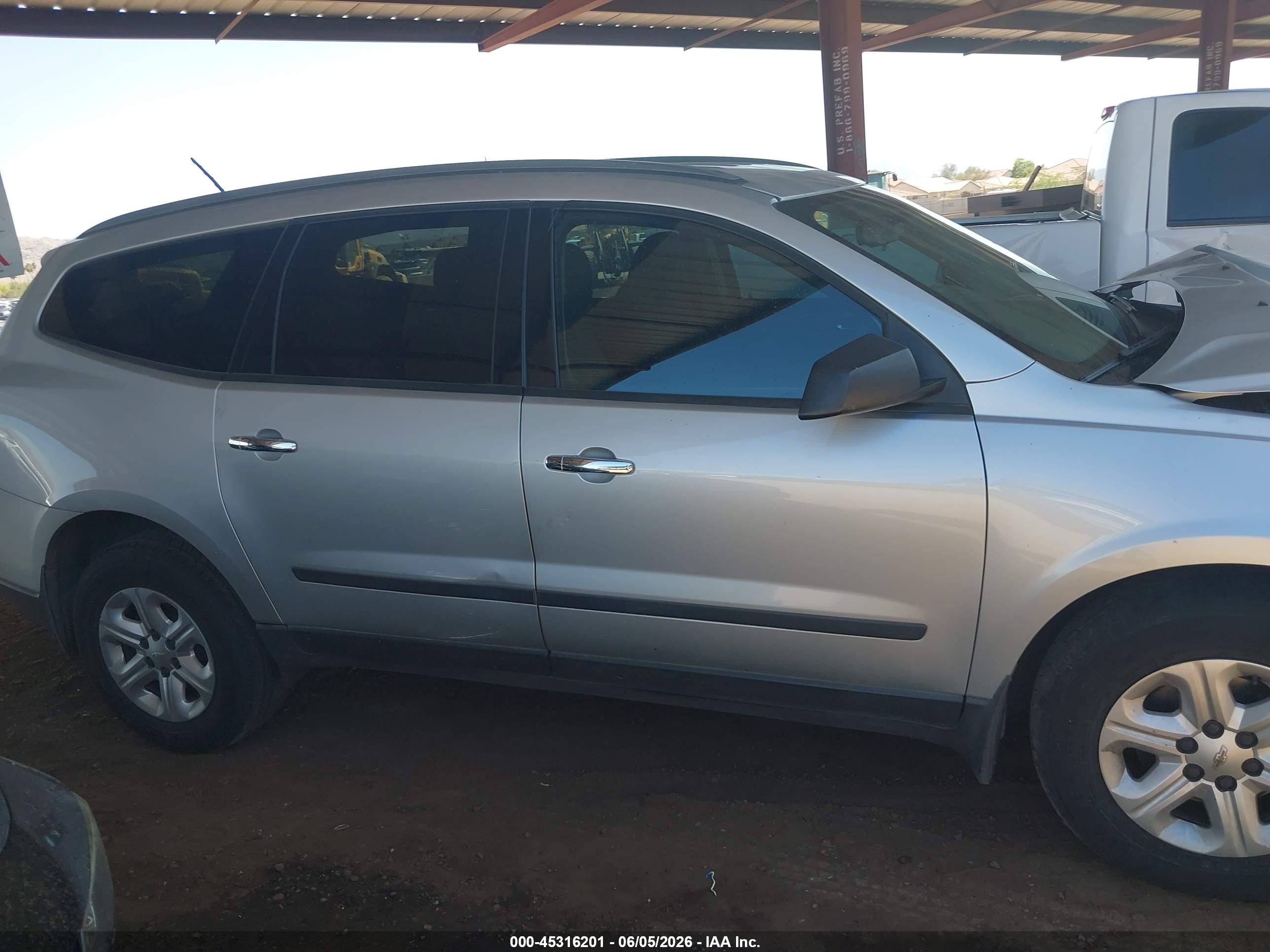 2015 Chevrolet Traverse Ls Silver vin: 1GNKRFED4FJ308747