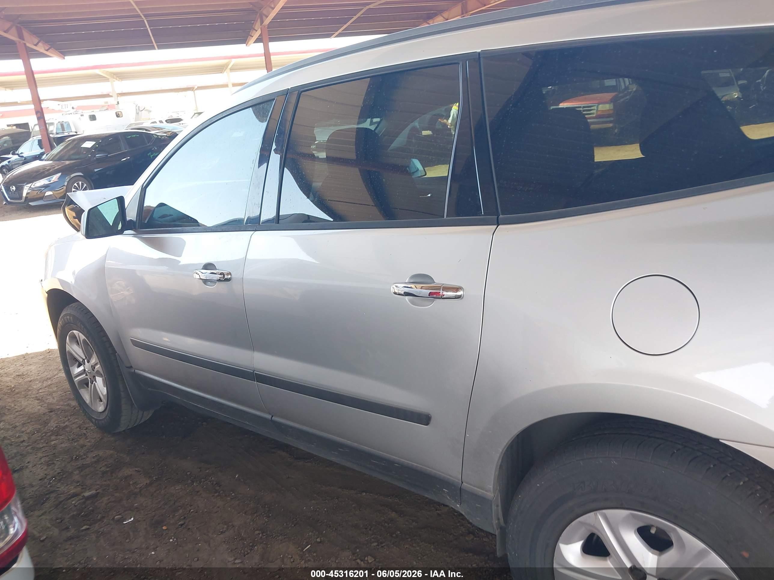 2015 Chevrolet Traverse Ls Silver vin: 1GNKRFED4FJ308747
