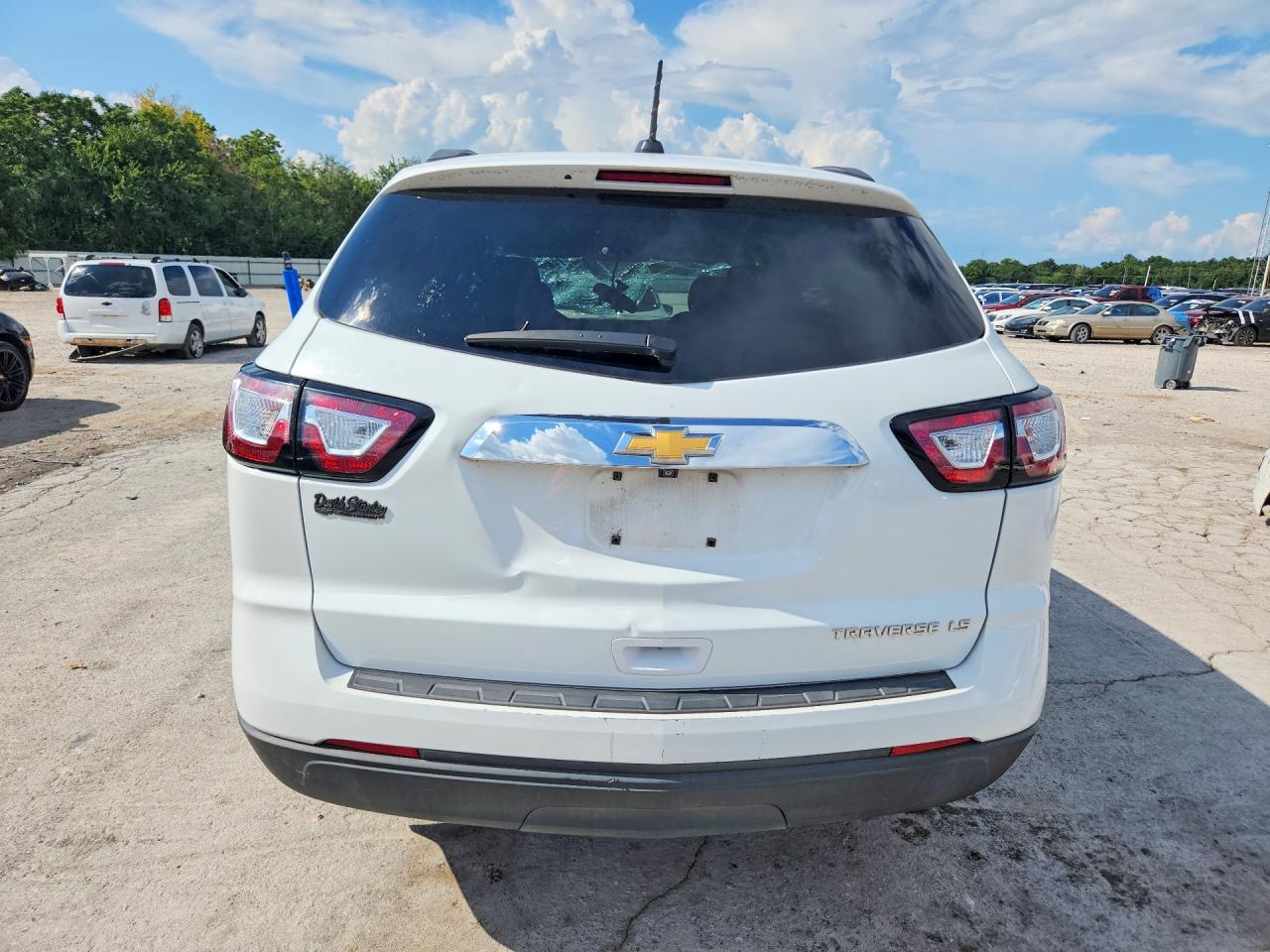 2016 Chevrolet Traverse Ls White vin: 1GNKRFED8GJ158918