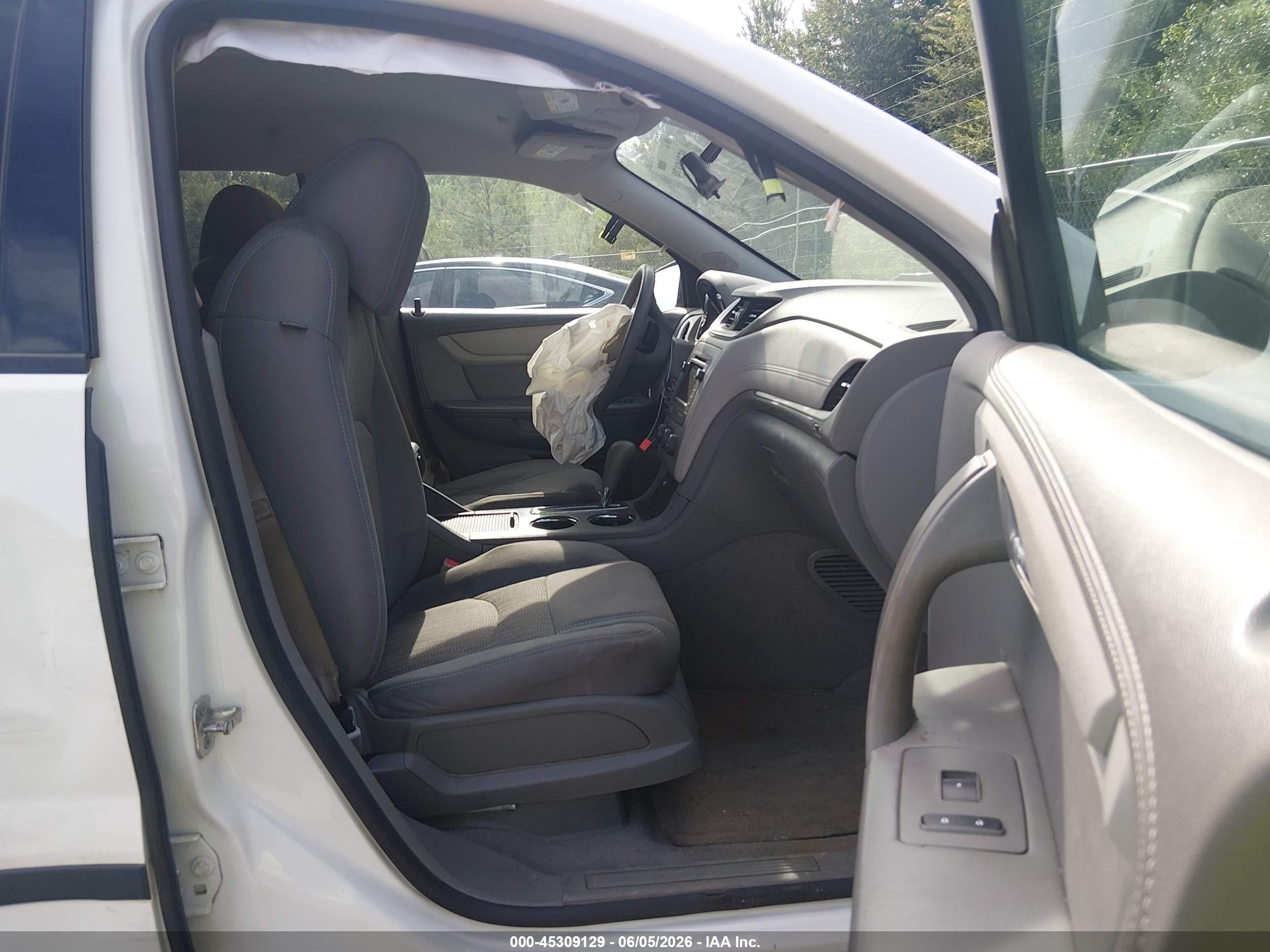 2015 Chevrolet Traverse Ls Белый vin: 1GNKRFEDXFJ217286