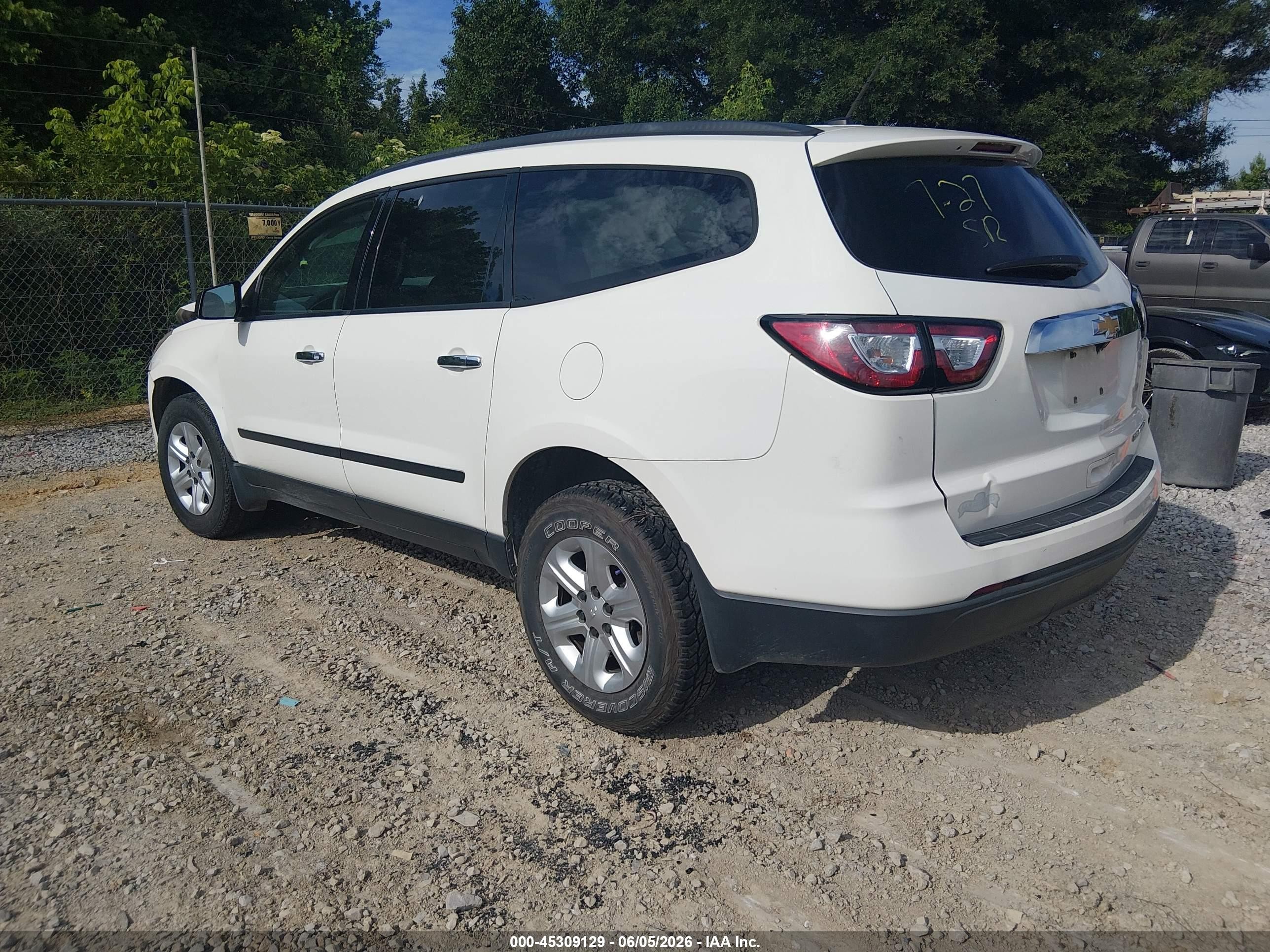 2015 Chevrolet Traverse Ls Белый vin: 1GNKRFEDXFJ217286