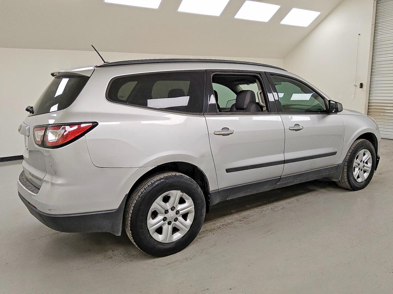 2015 Chevrolet Traverse Ls Silver vin: 1GNKRFEDXFJ344703