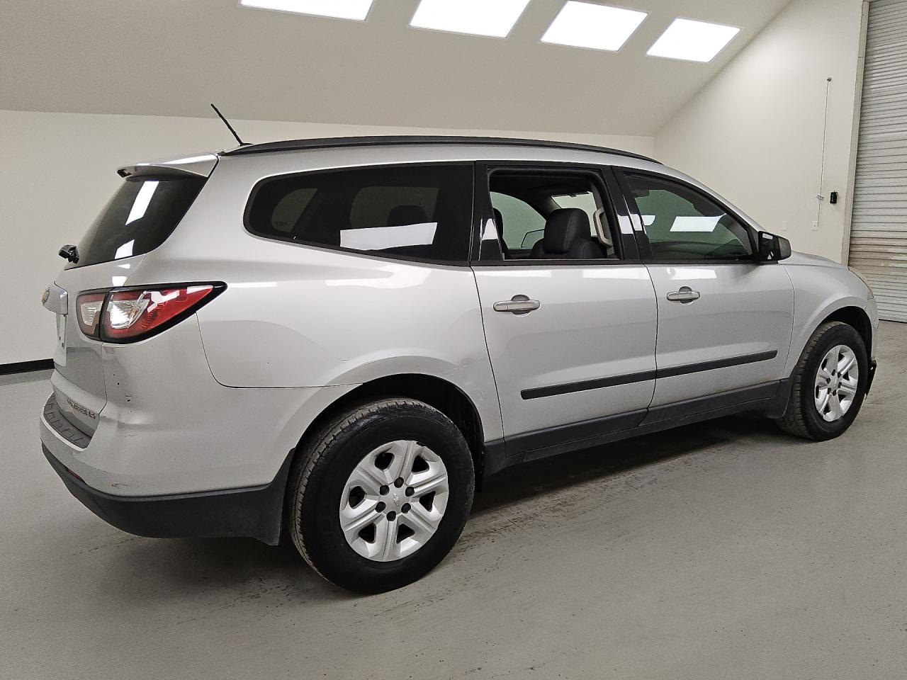 2015 Chevrolet Traverse Ls Silver vin: 1GNKRFEDXFJ344703 Damage: Right Rear Door Glass, Missing, Replacement Required
