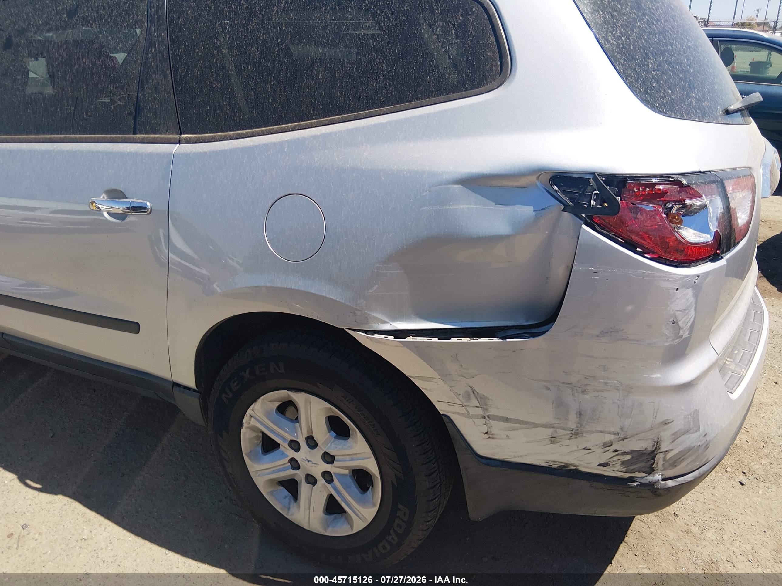 2015 Chevrolet Traverse Ls Серебряный vin: 1GNKRFKD2FJ243482