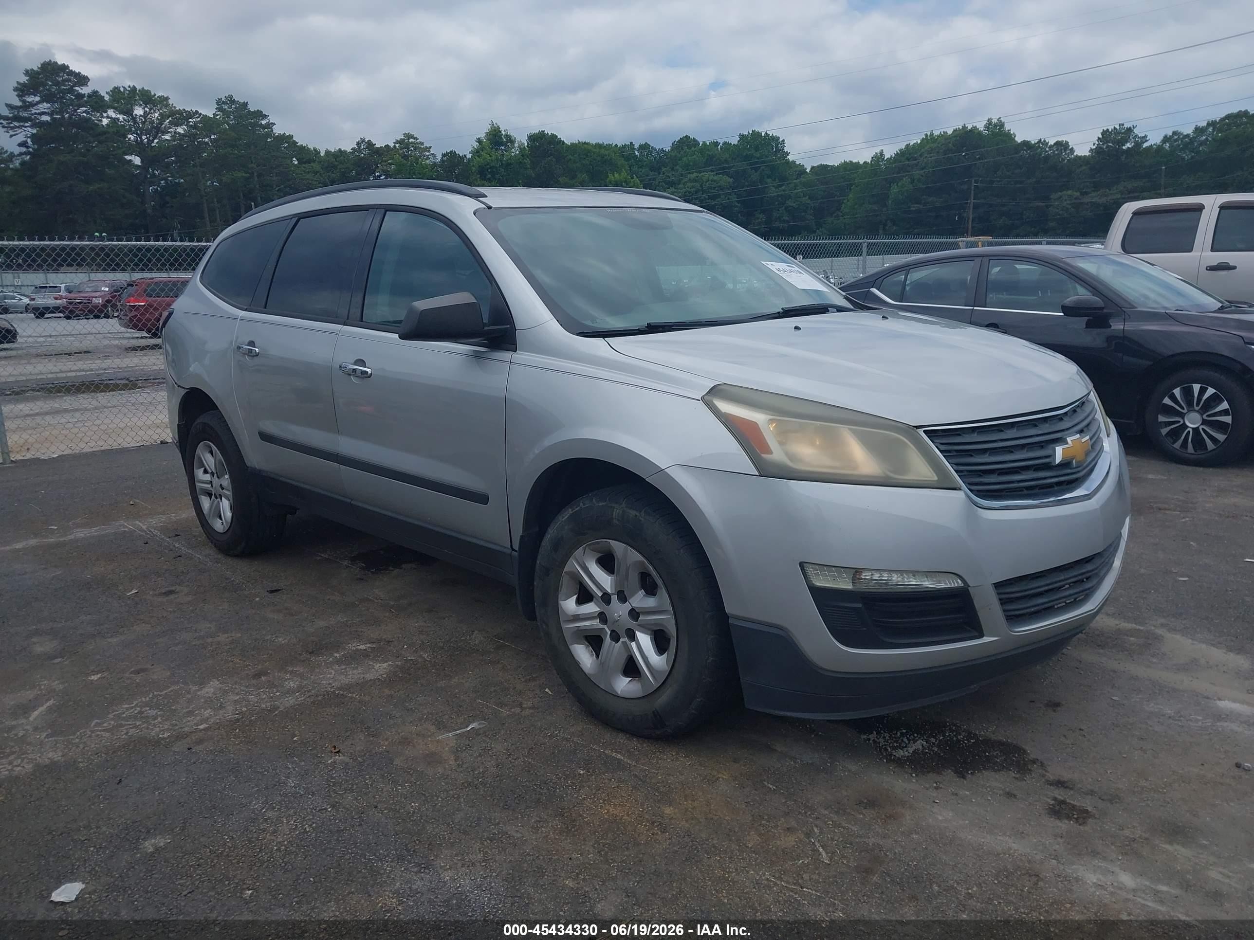 2015 Chevrolet Traverse Ls Silver vin: 1GNKRFKD7FJ233045