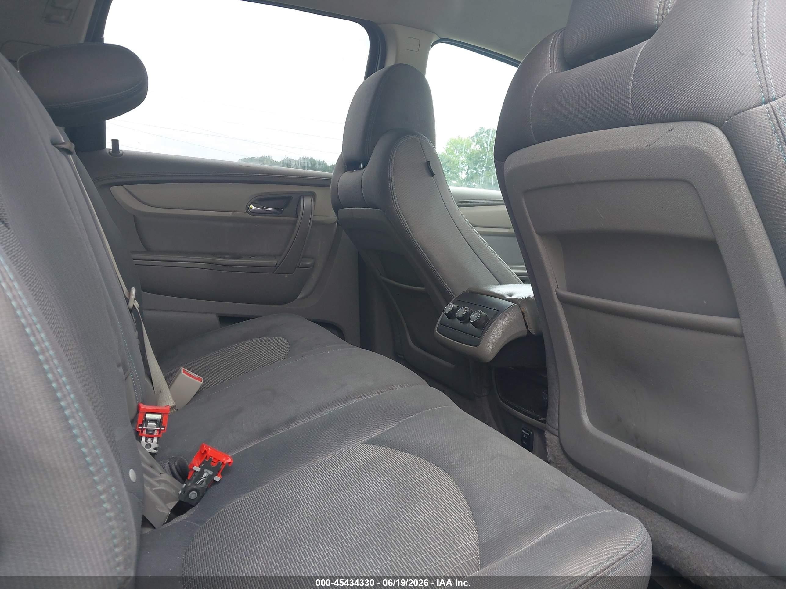 2015 Chevrolet Traverse Ls Silver vin: 1GNKRFKD7FJ233045