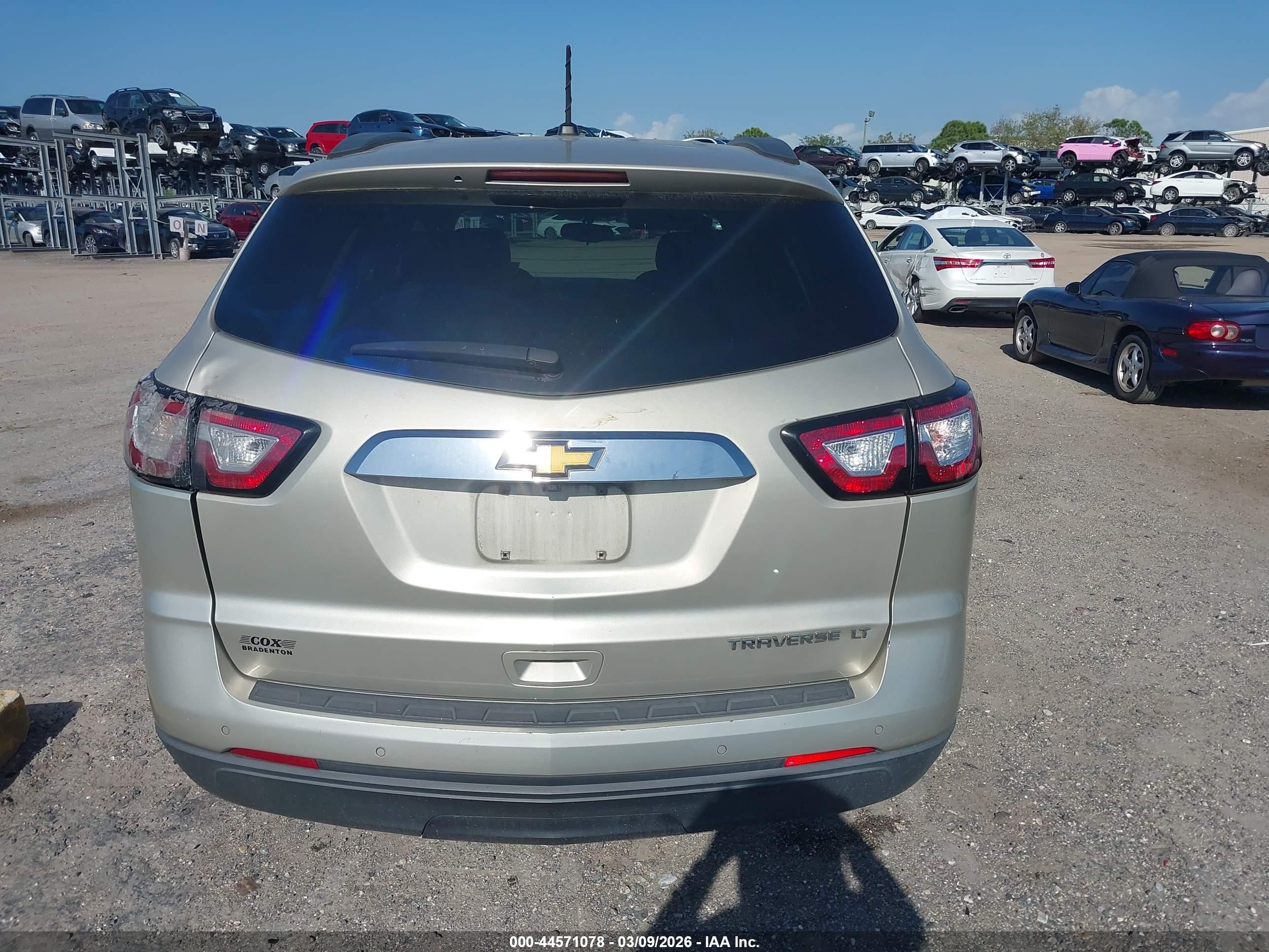 2015 Chevrolet Traverse 1lt Champagne vin: 1GNKRGKD2FJ237767