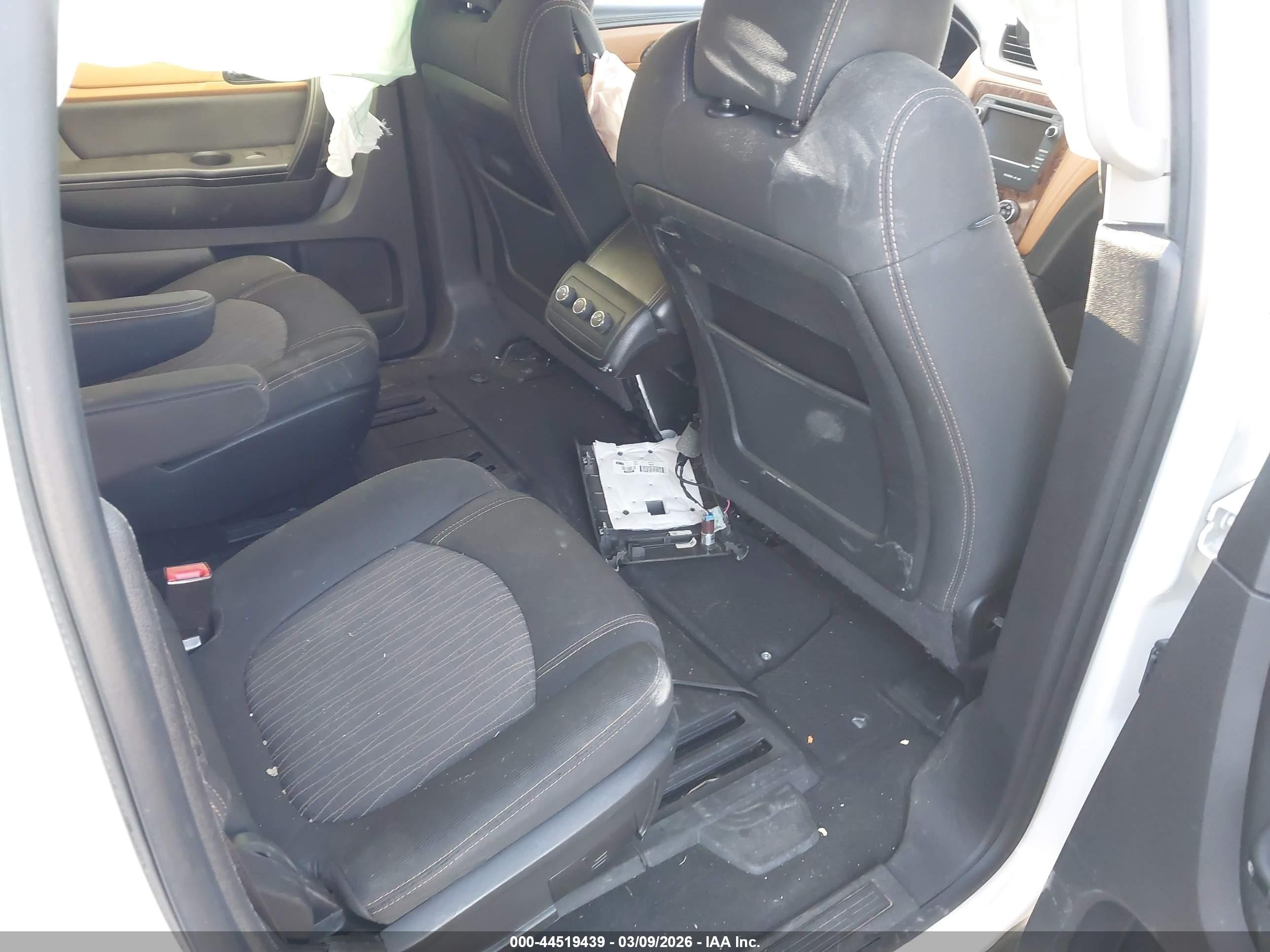 2014 Chevrolet Traverse 1lt White vin: 1GNKRGKD7EJ275316