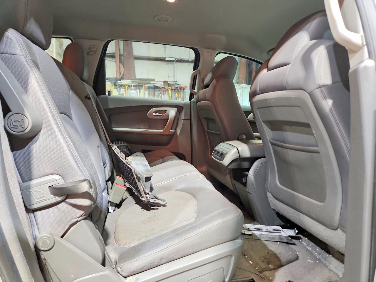 2011 Chevrolet Traverse Ls Silver vin: 1GNKVEED0BJ123885