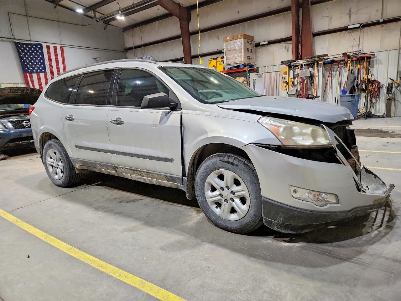 2011 Chevrolet Traverse Ls Silver vin: 1GNKVEED0BJ123885