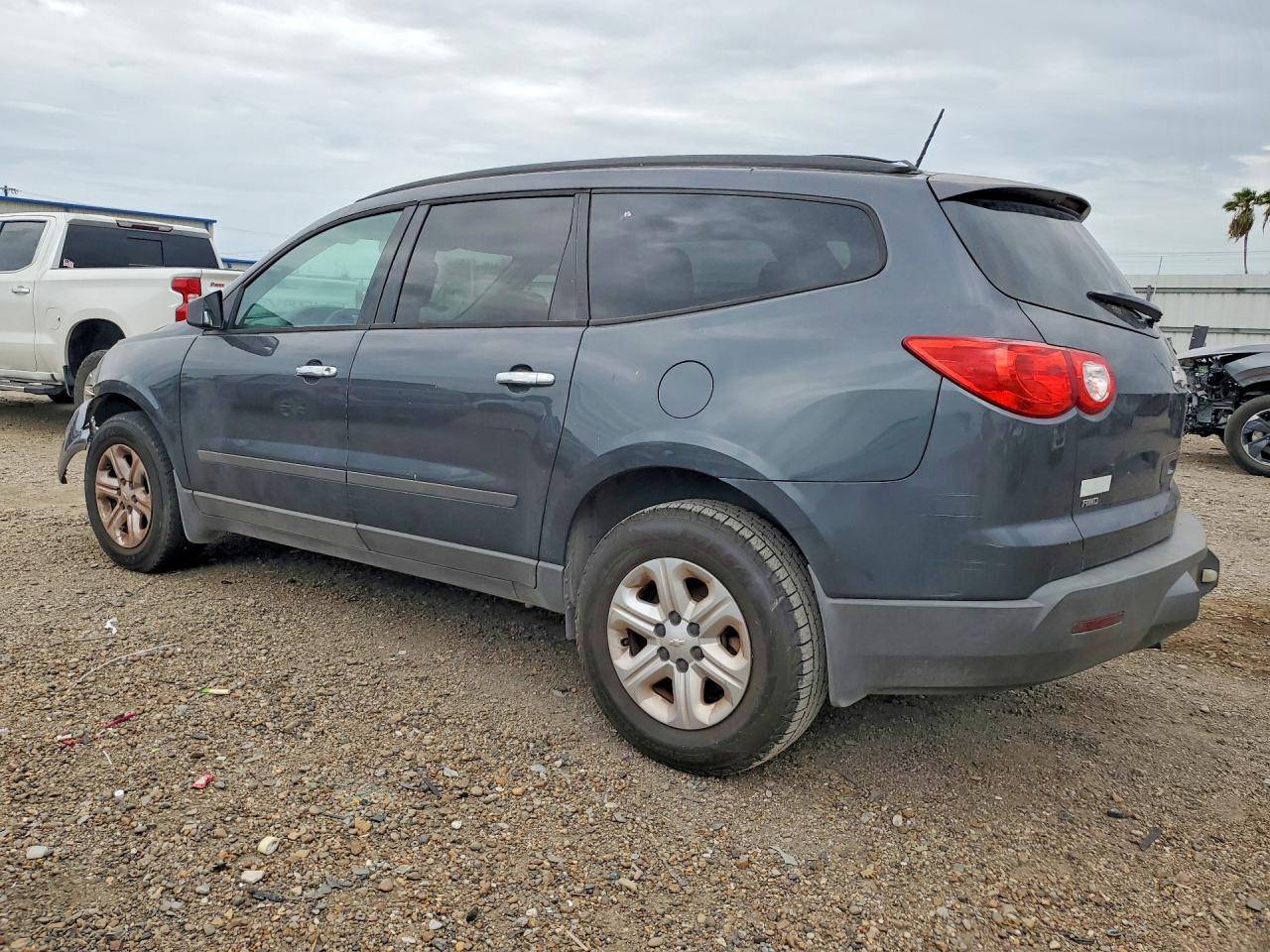 2011 Chevrolet Traverse Ls Gray vin: 1GNKVEED3BJ252039