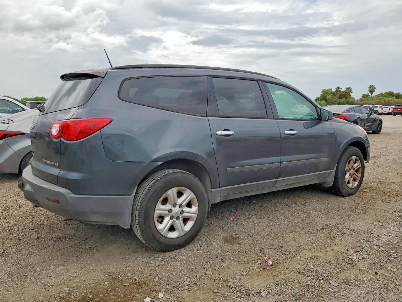 2011 Chevrolet Traverse Ls Gray vin: 1GNKVEED3BJ252039