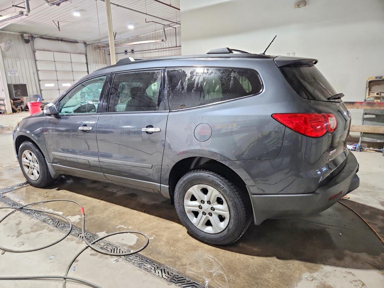 2011 Chevrolet Traverse Ls Gray vin: 1GNKVEEDXBJ333264