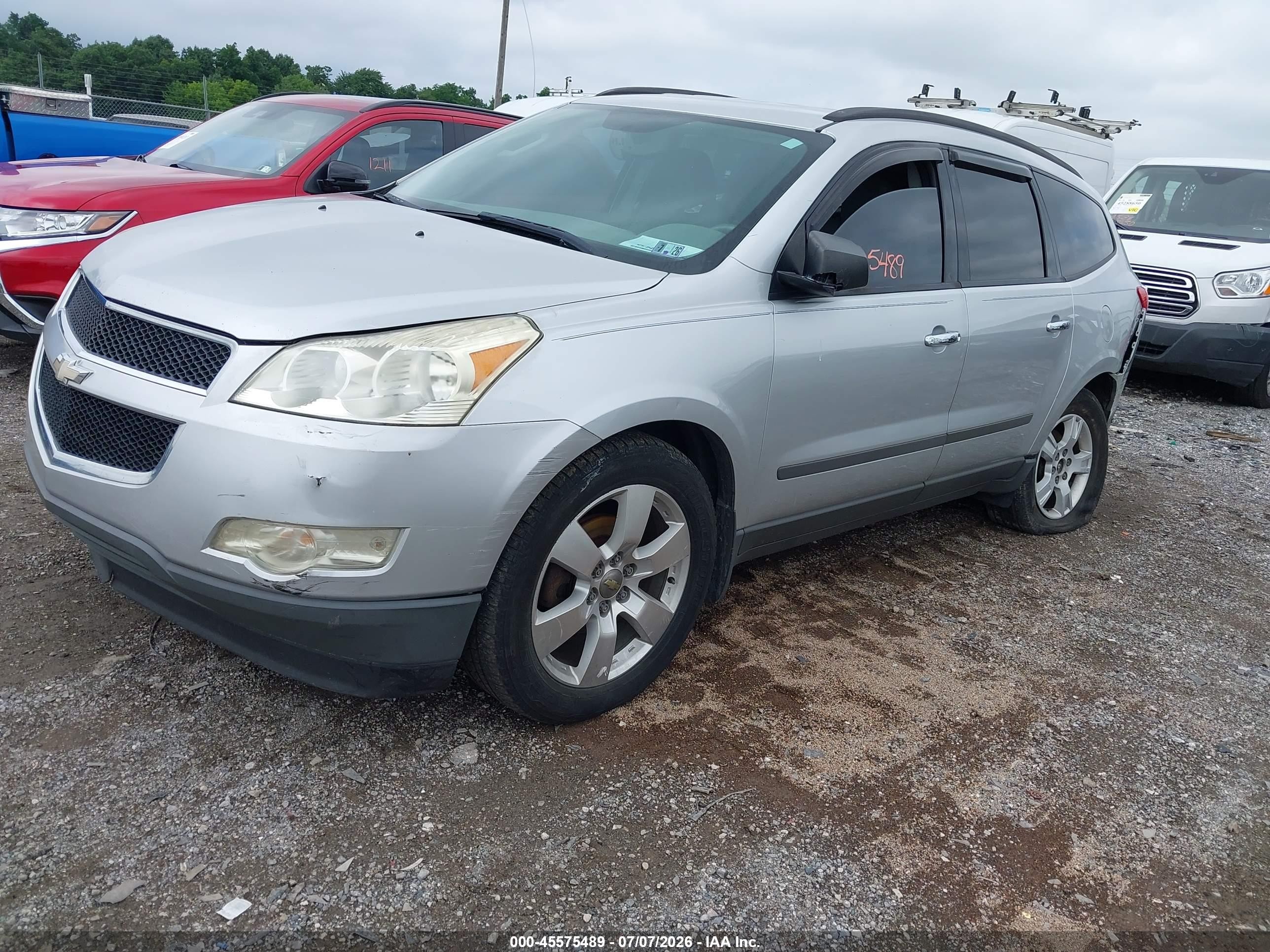 2011 Chevrolet Traverse Ls Silver vin: 1GNKVEEDXBJ352848