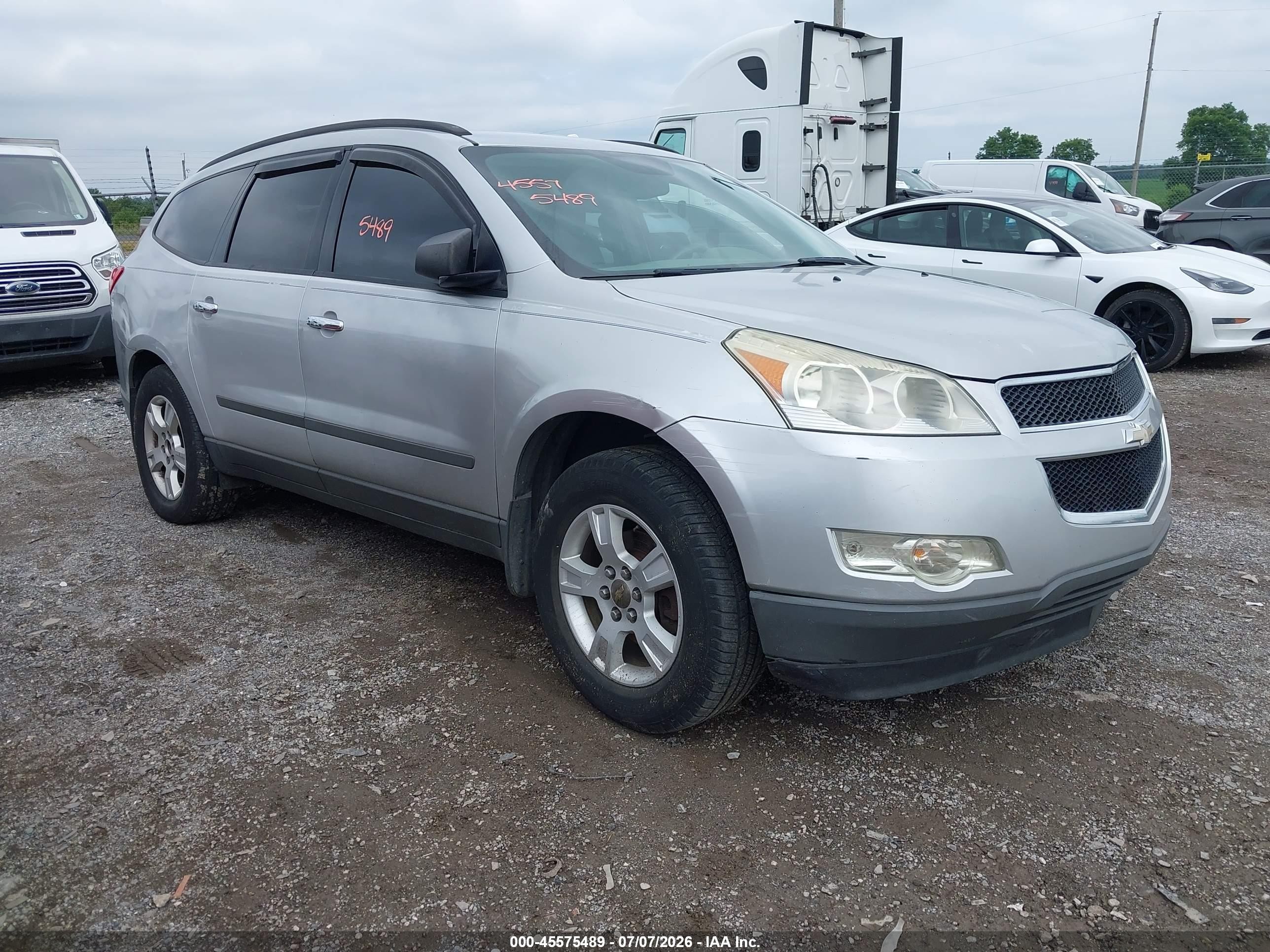 2011 Chevrolet Traverse Ls Silver vin: 1GNKVEEDXBJ352848
