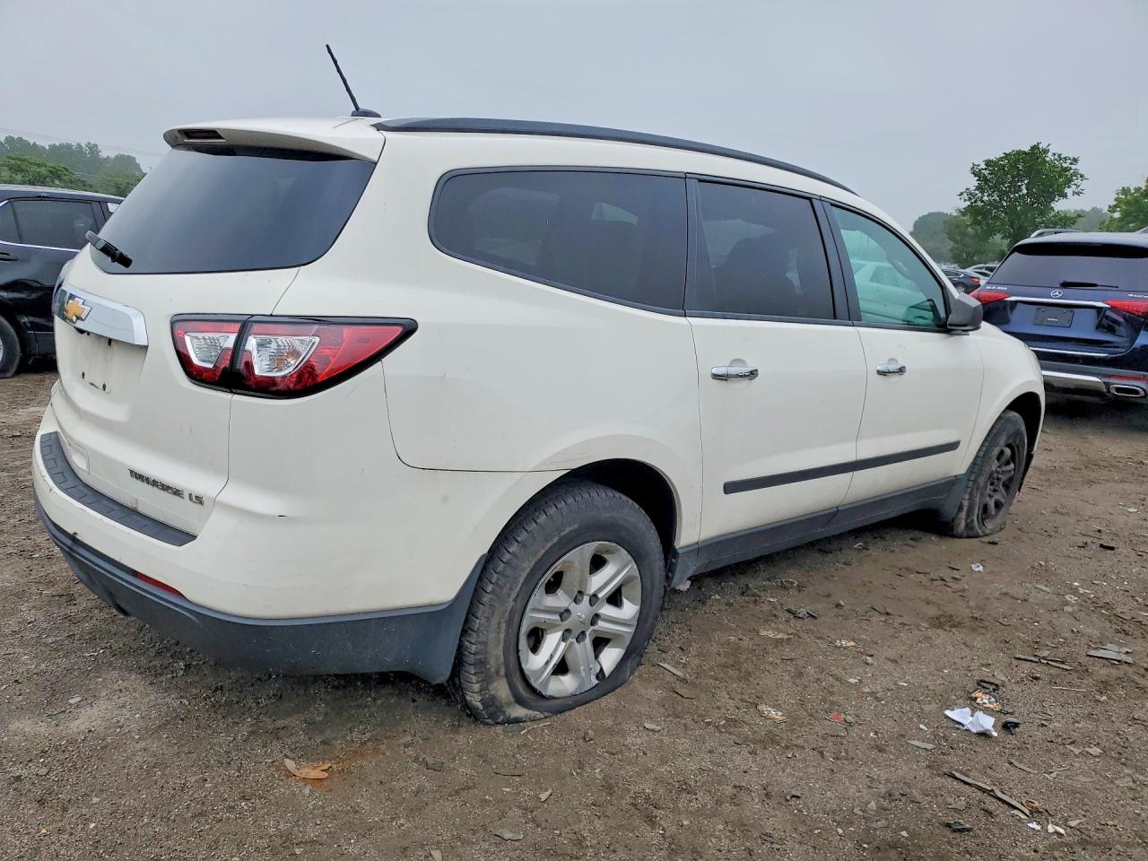 2015 Chevrolet Traverse Ls White vin: 1GNKVFED3FJ319539