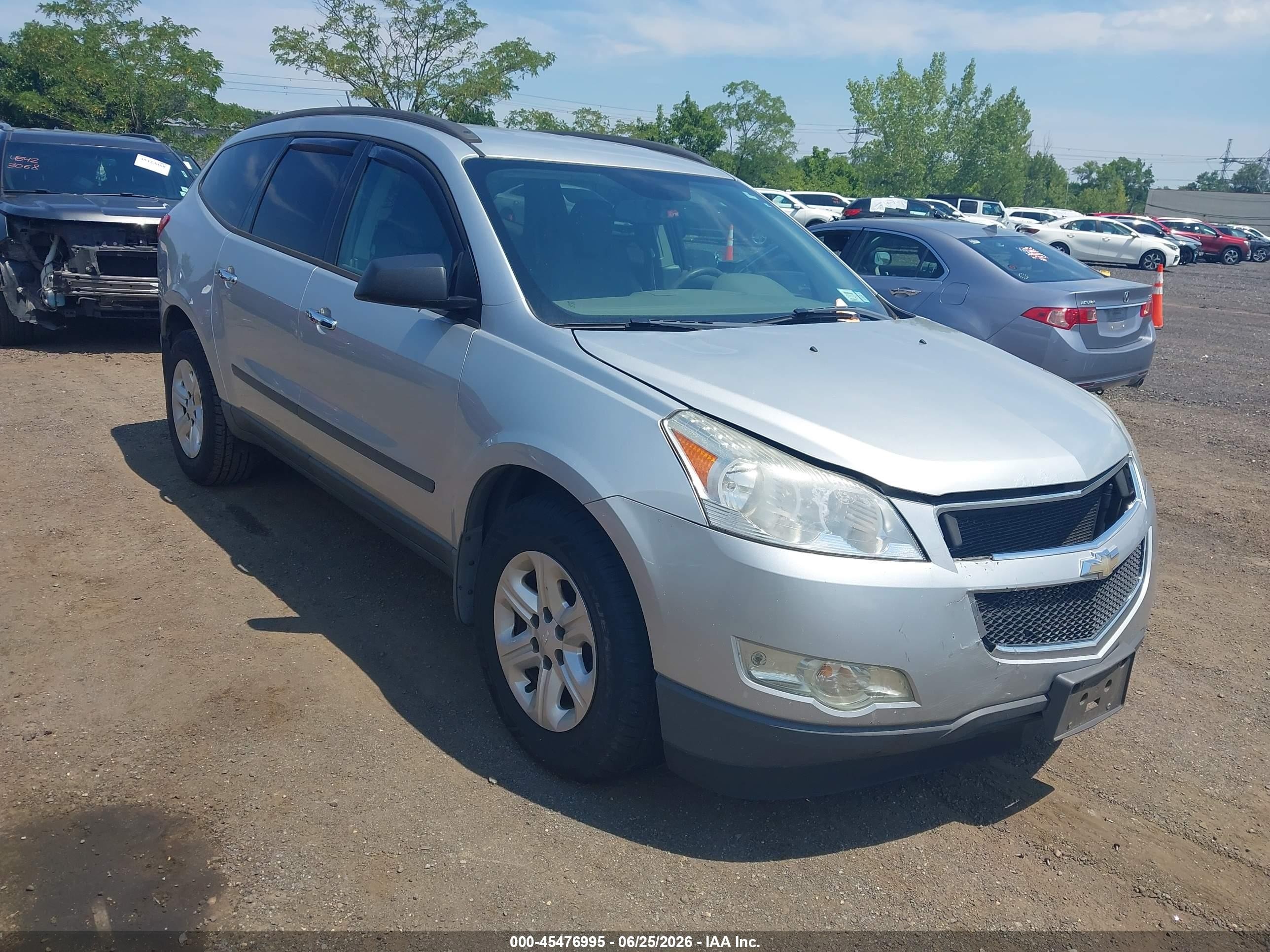 2012 Chevrolet Traverse Ls Silver vin: 1GNKVFED4CJ136405