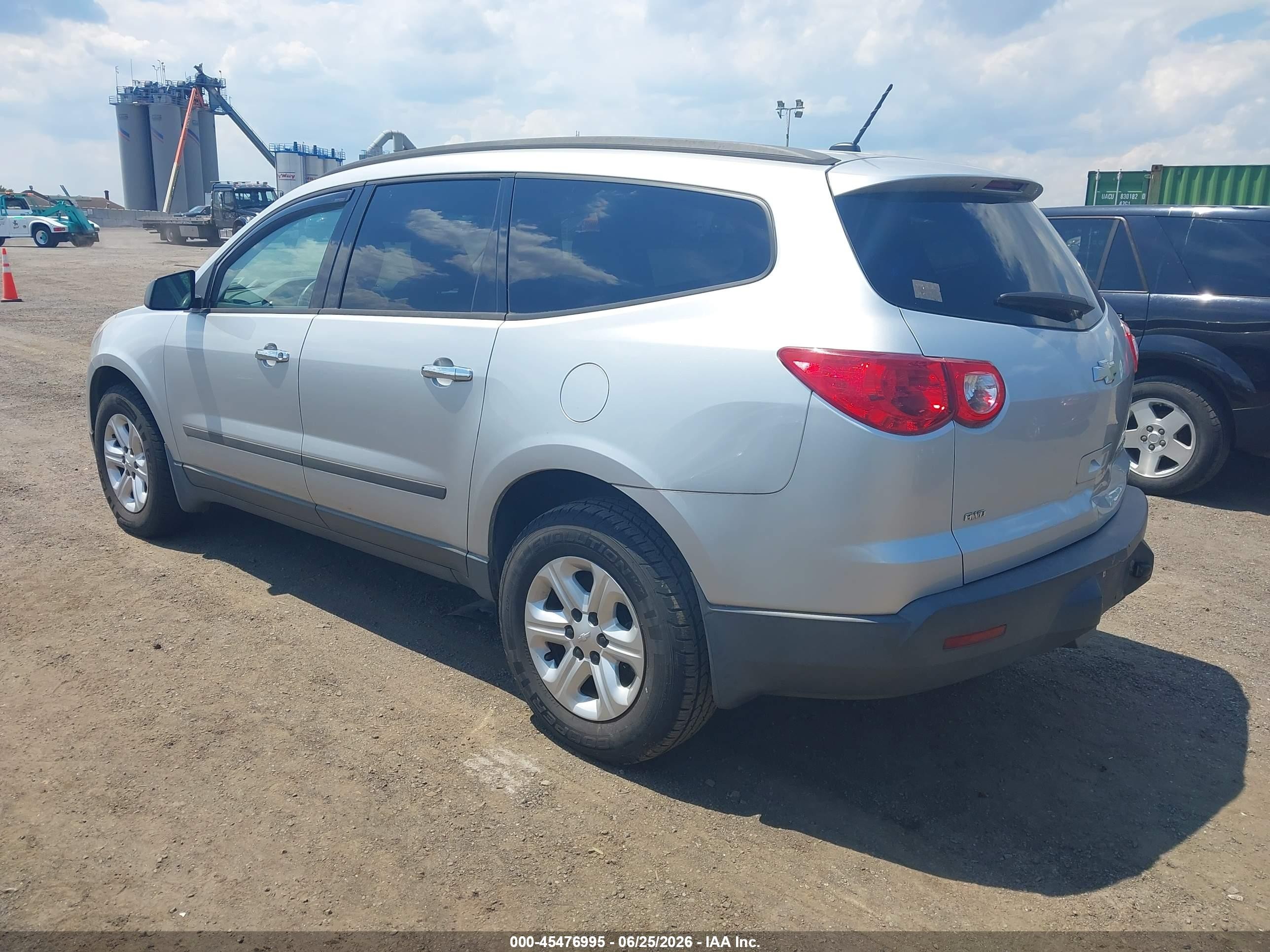 2012 Chevrolet Traverse Ls Silver vin: 1GNKVFED4CJ136405