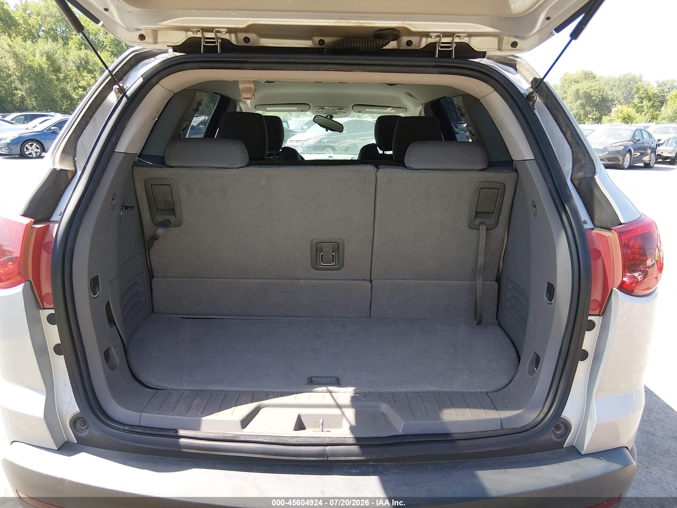 2011 Chevrolet Traverse Ls Silver vin: 1GNKVFED5BJ282780
