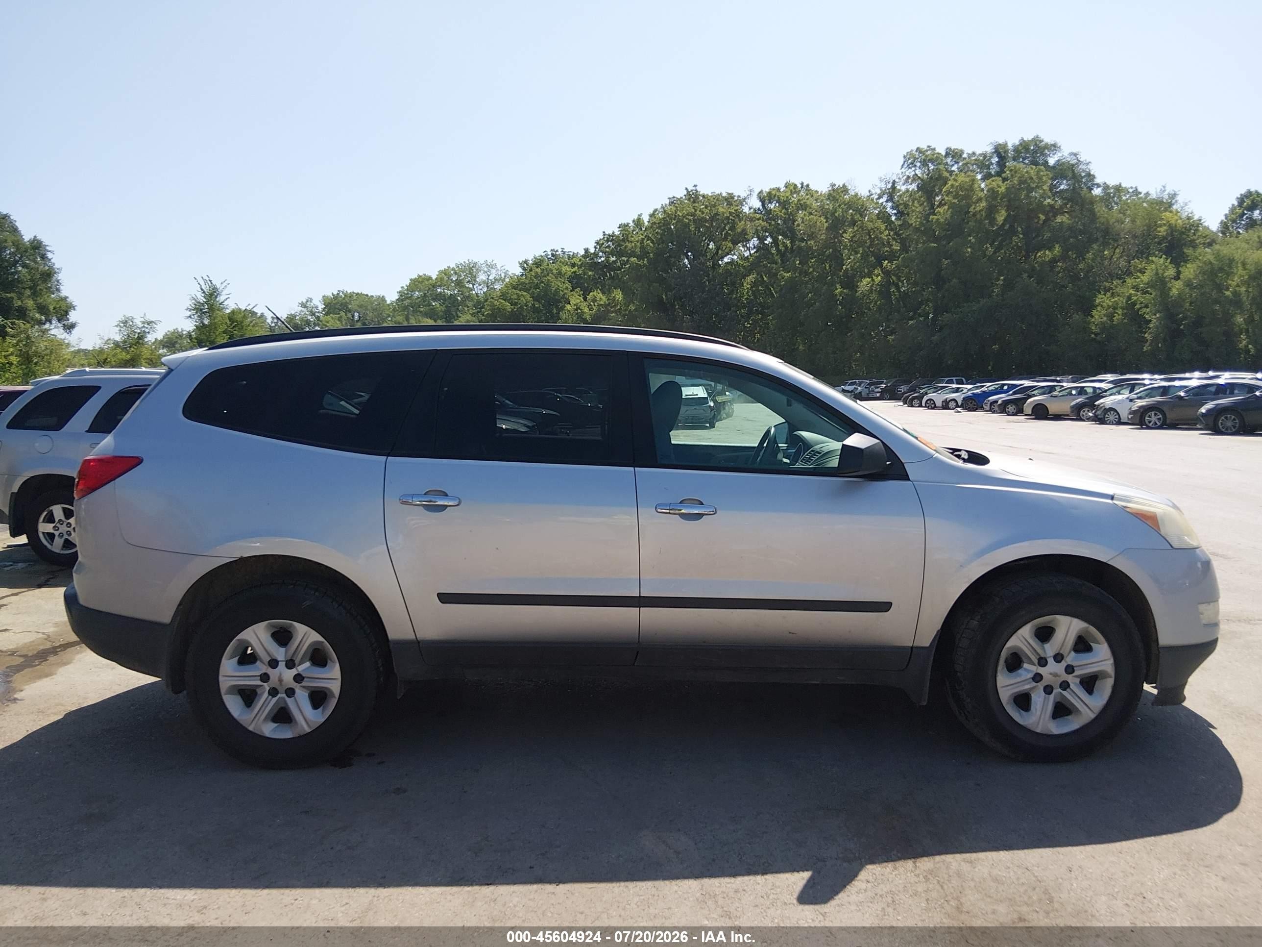 2011 Chevrolet Traverse Ls Silver vin: 1GNKVFED5BJ282780