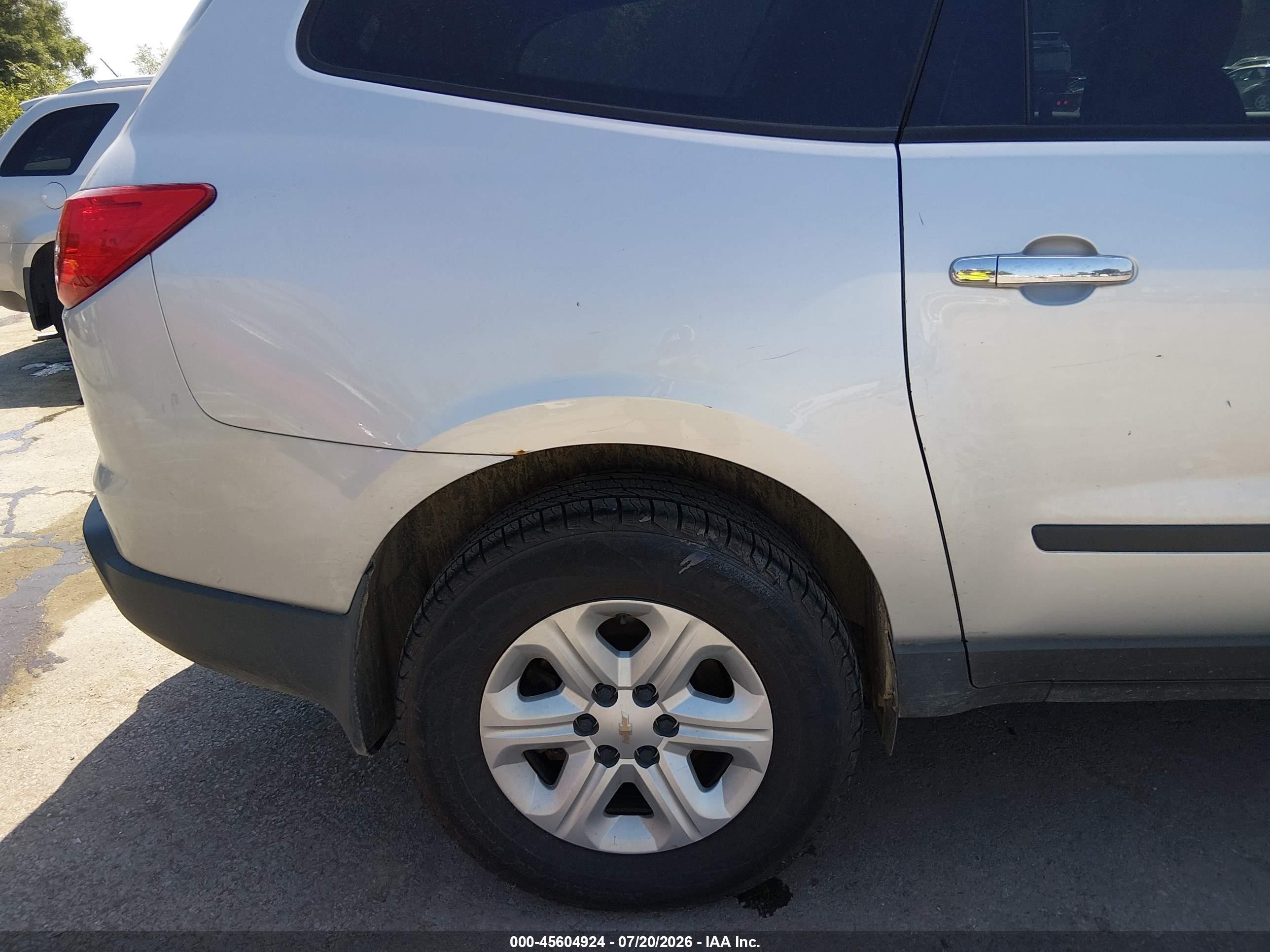 2011 Chevrolet Traverse Ls Silver vin: 1GNKVFED5BJ282780