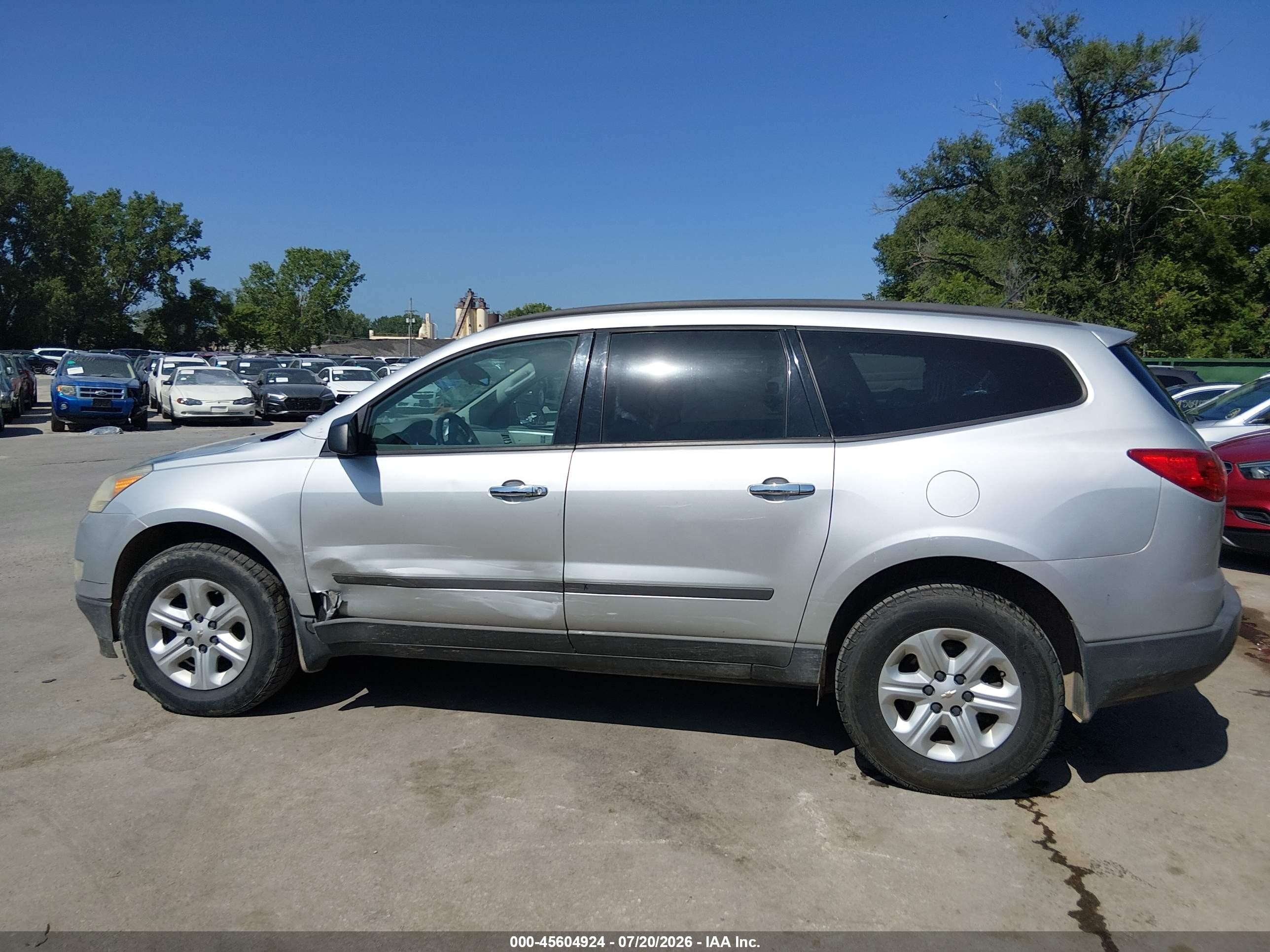 2011 Chevrolet Traverse Ls Silver vin: 1GNKVFED5BJ282780