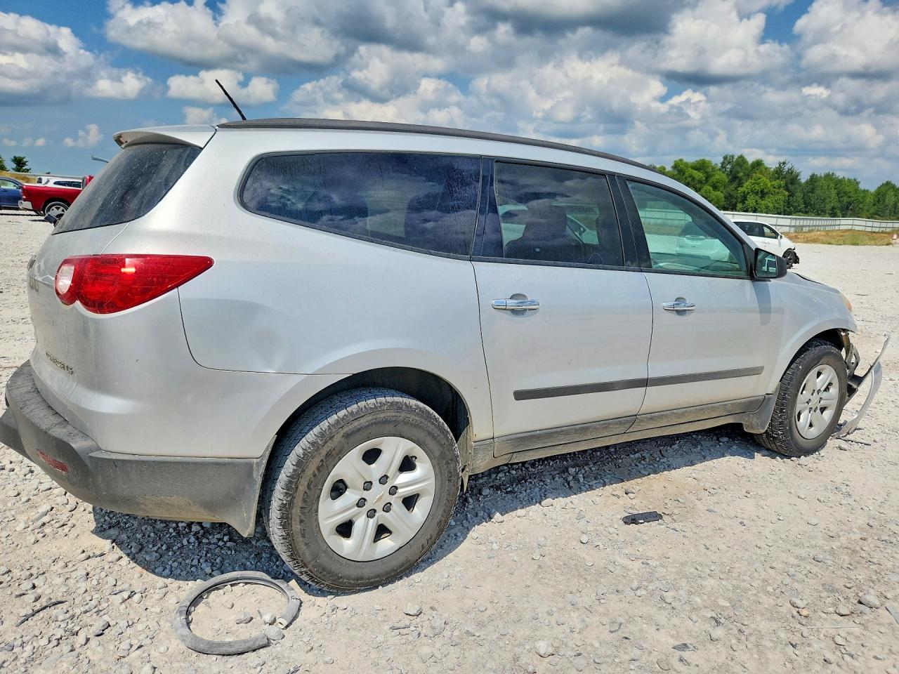 2011 Chevrolet Traverse Ls Серебряный vin: 1GNKVFED6BJ295490