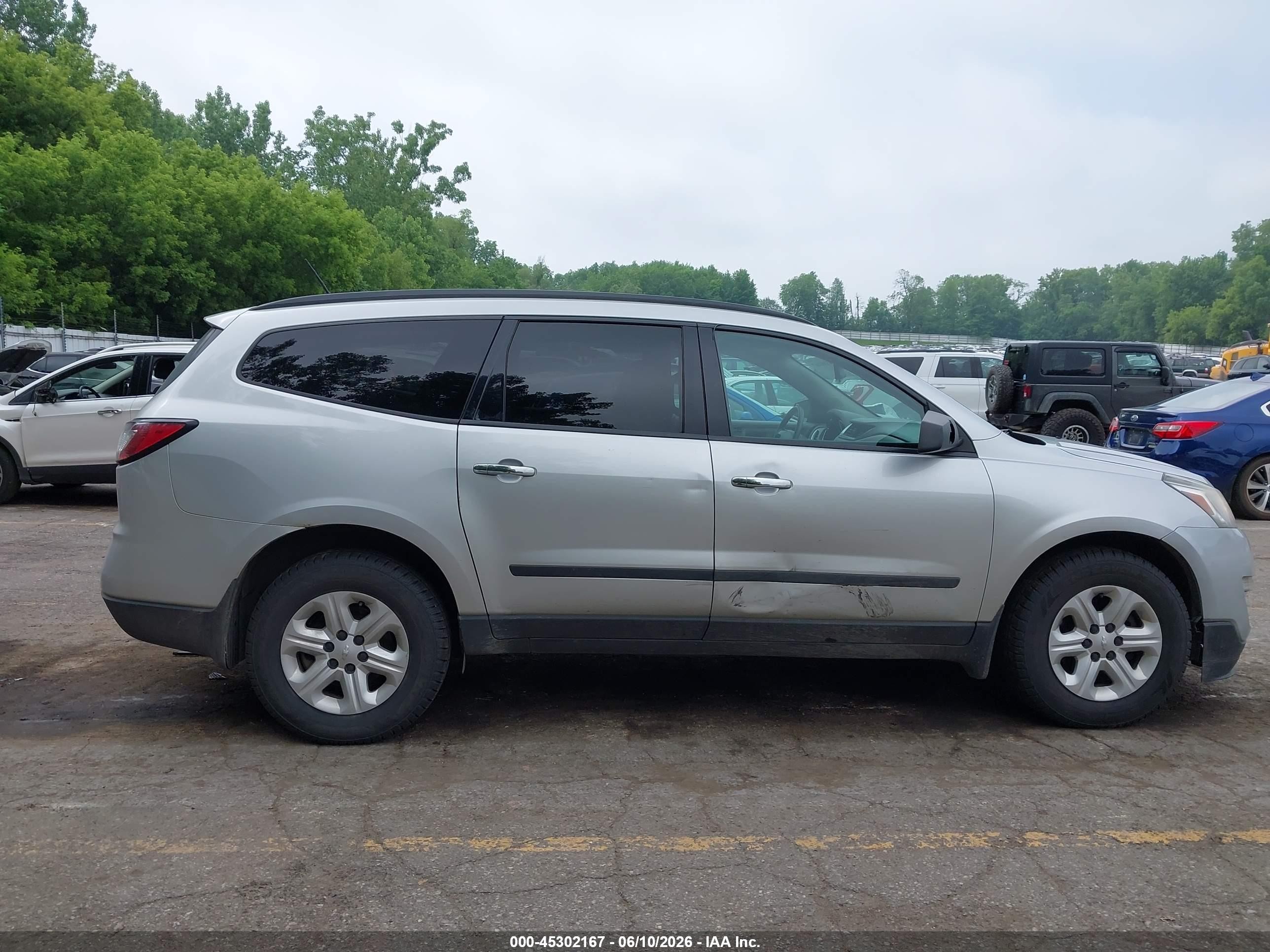 2014 Chevrolet Traverse Ls Silver vin: 1GNKVFKD3EJ329877