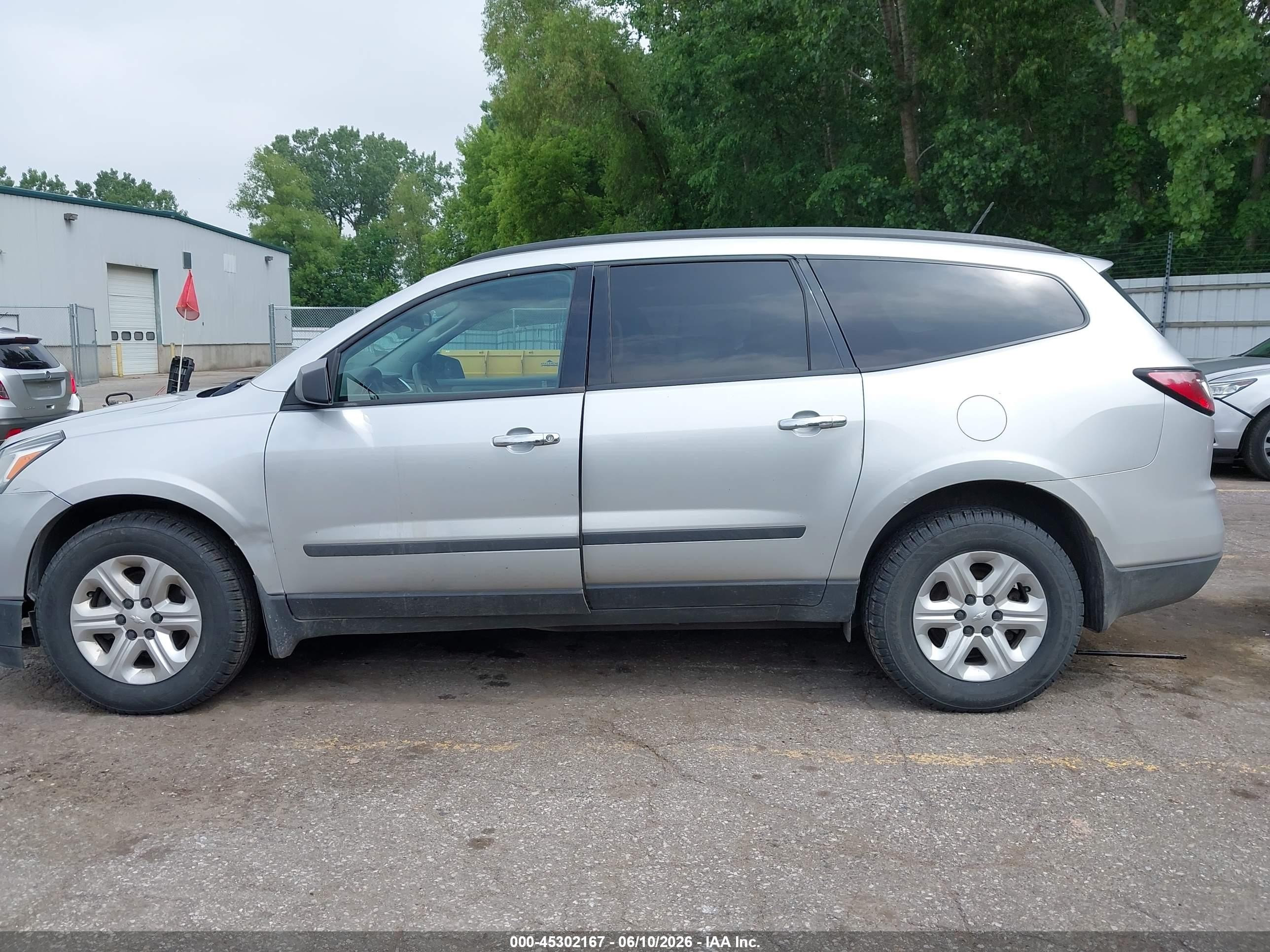 2014 Chevrolet Traverse Ls Silver vin: 1GNKVFKD3EJ329877