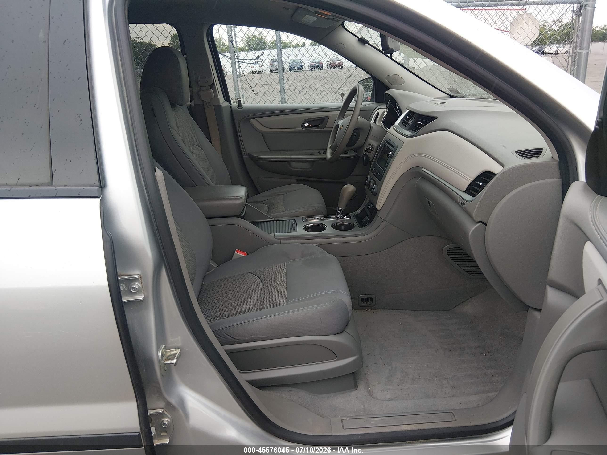 2015 Chevrolet Traverse Ls Silver vin: 1GNKVFKD5FJ228339