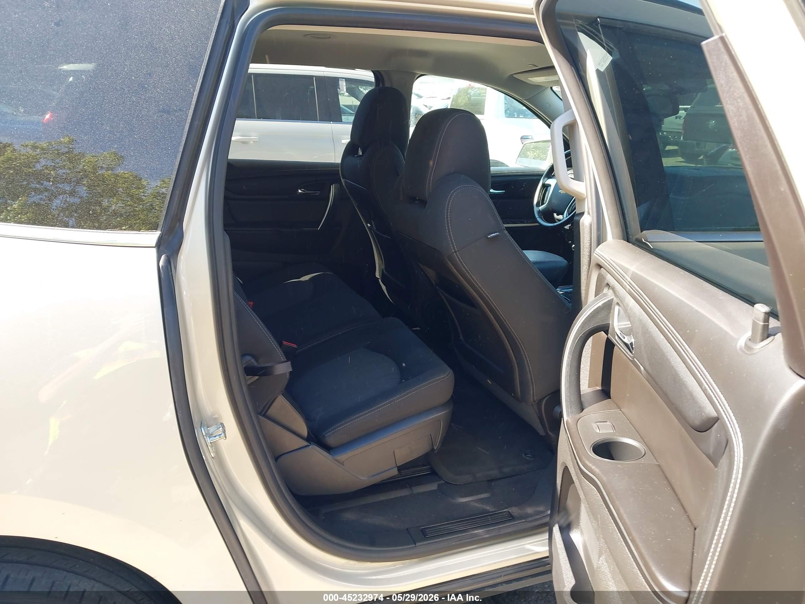 2017 Chevrolet Traverse 1lt Silver vin: 1GNKVGKD2HJ184146