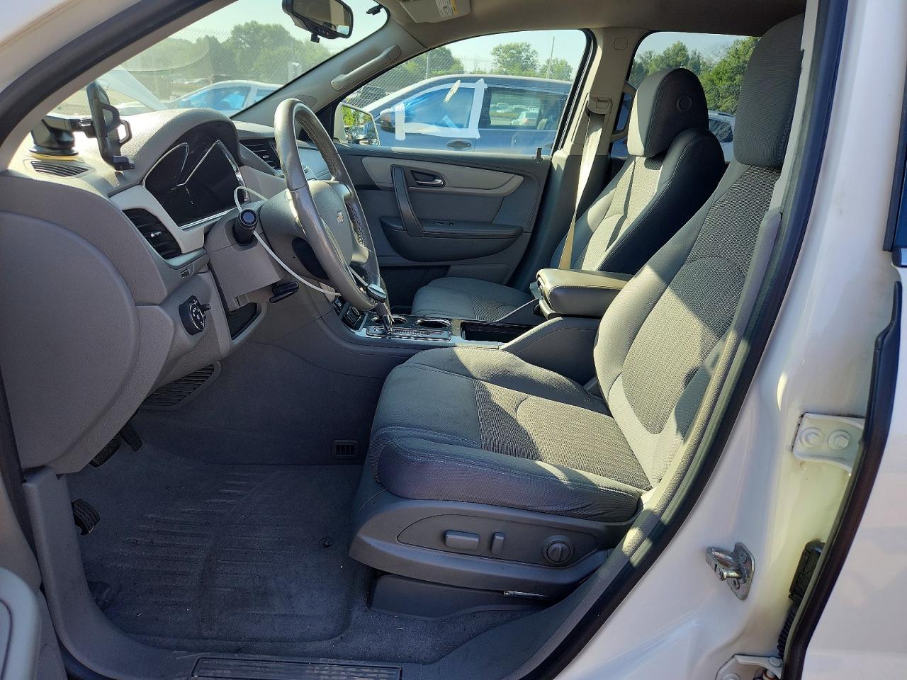 2015 Chevrolet Traverse Lt White vin: 1GNKVGKD8FJ216188
