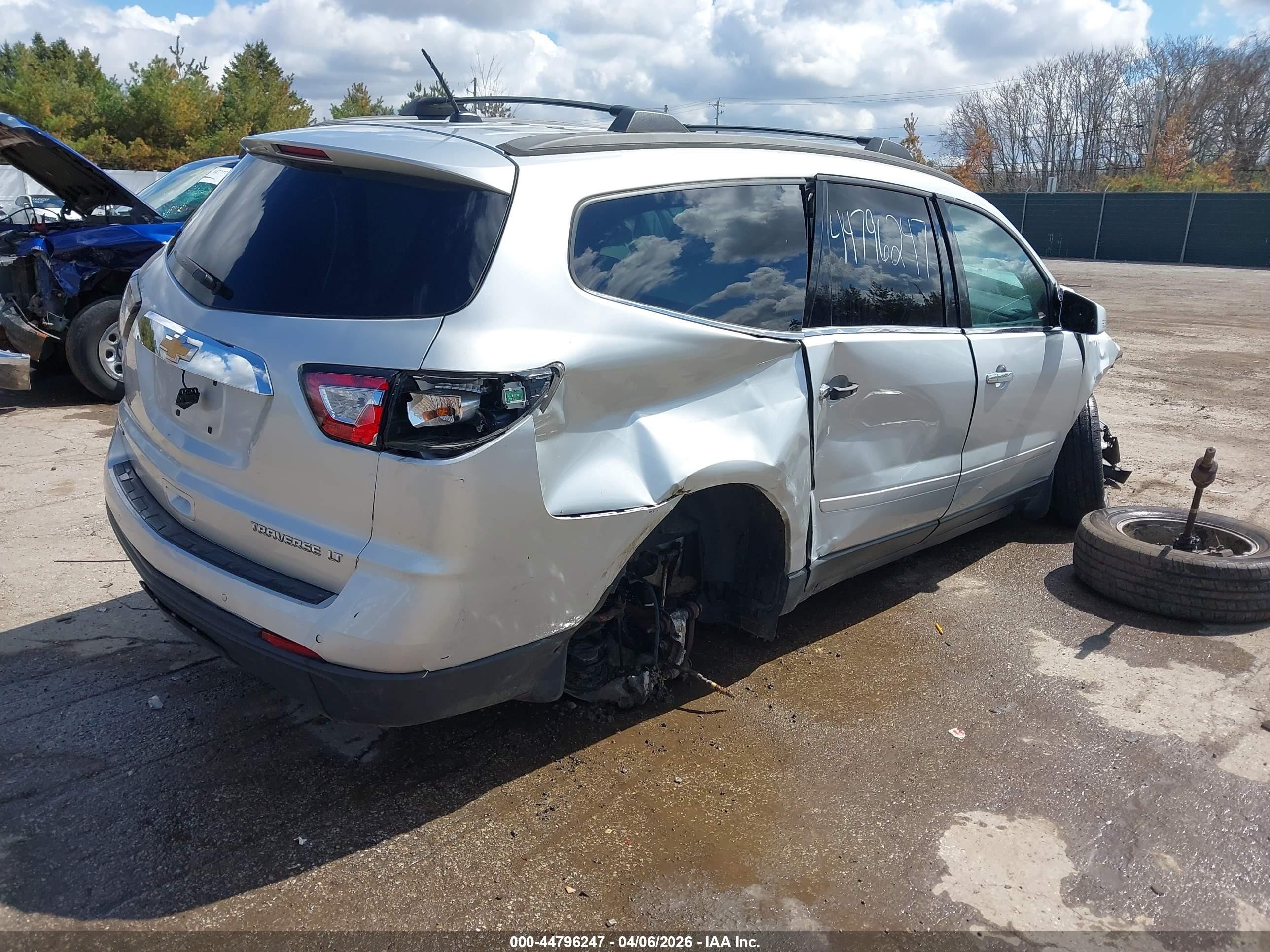 2013 Chevrolet Traverse 1lt Silver vin: 1GNKVGKD9DJ117618