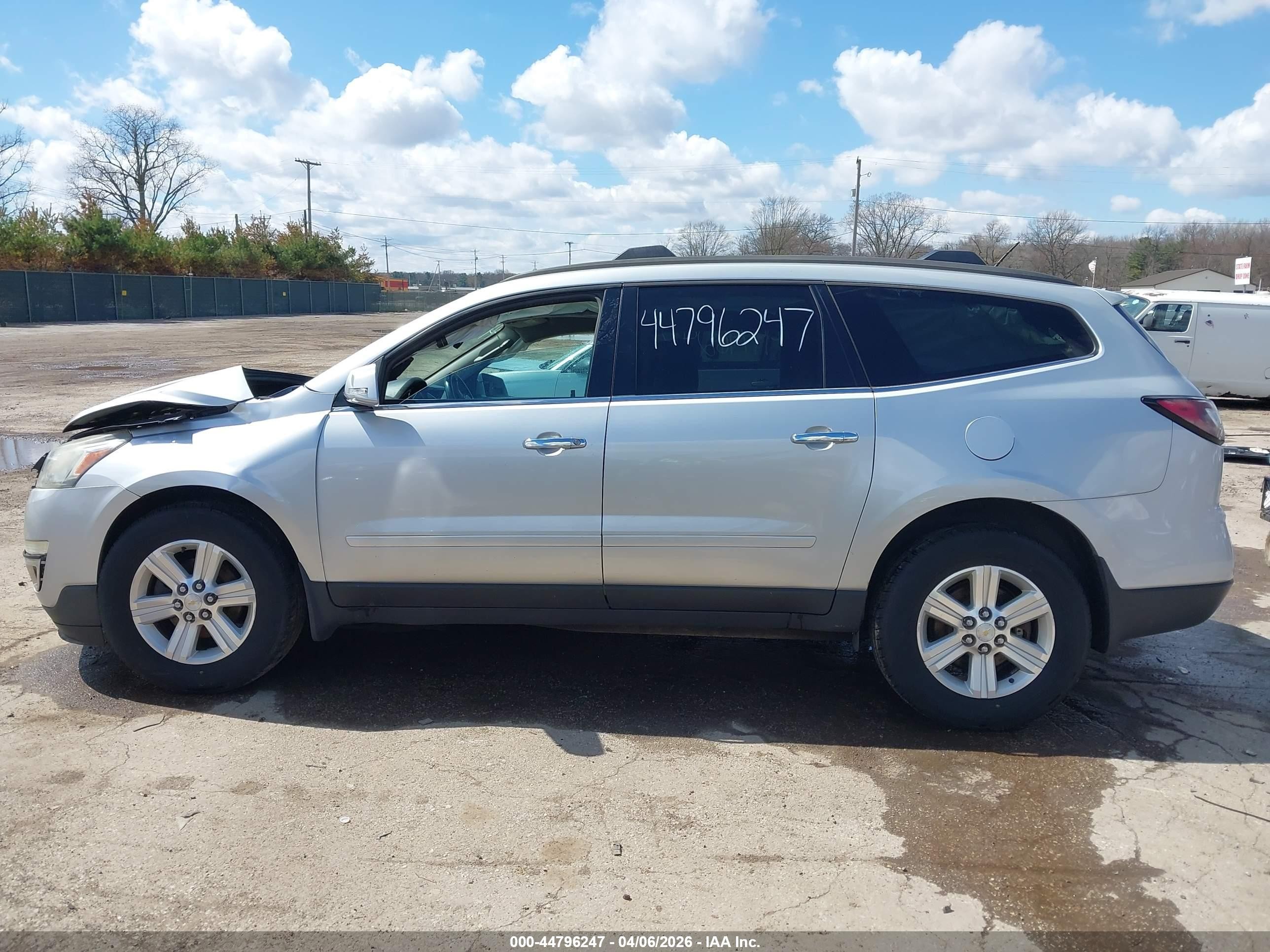 2013 Chevrolet Traverse 1lt Silver vin: 1GNKVGKD9DJ117618