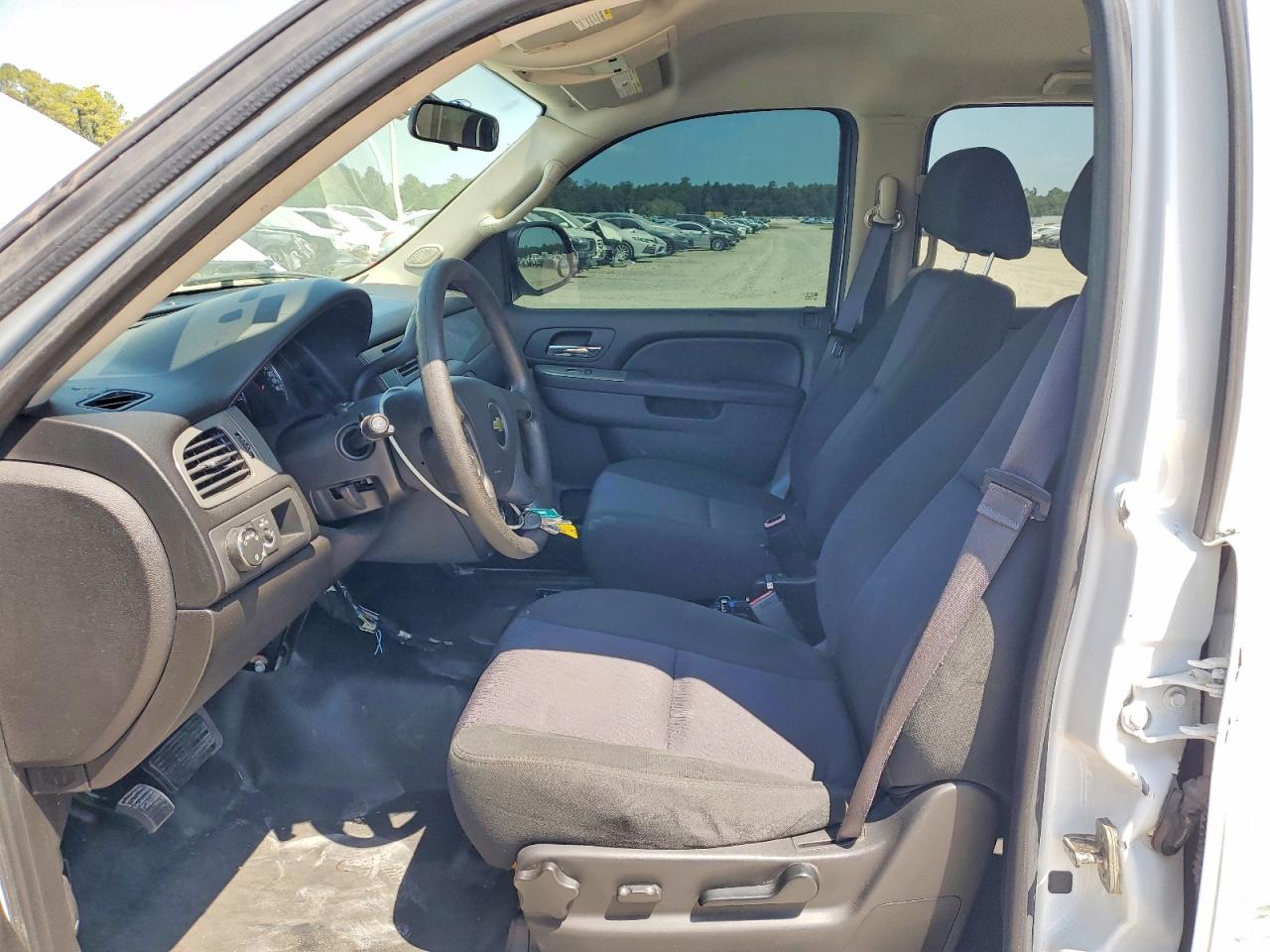 2013 Chevrolet Tahoe White vin: 1GNLC2E02DR213503