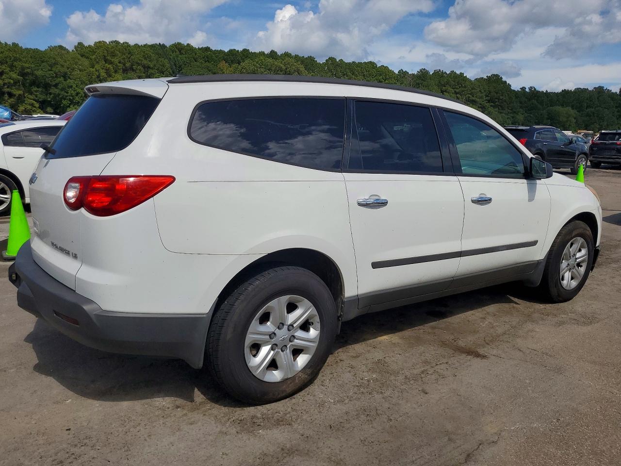 2010 Chevrolet Traverse Ls White vin: 1GNLREED0AS117926