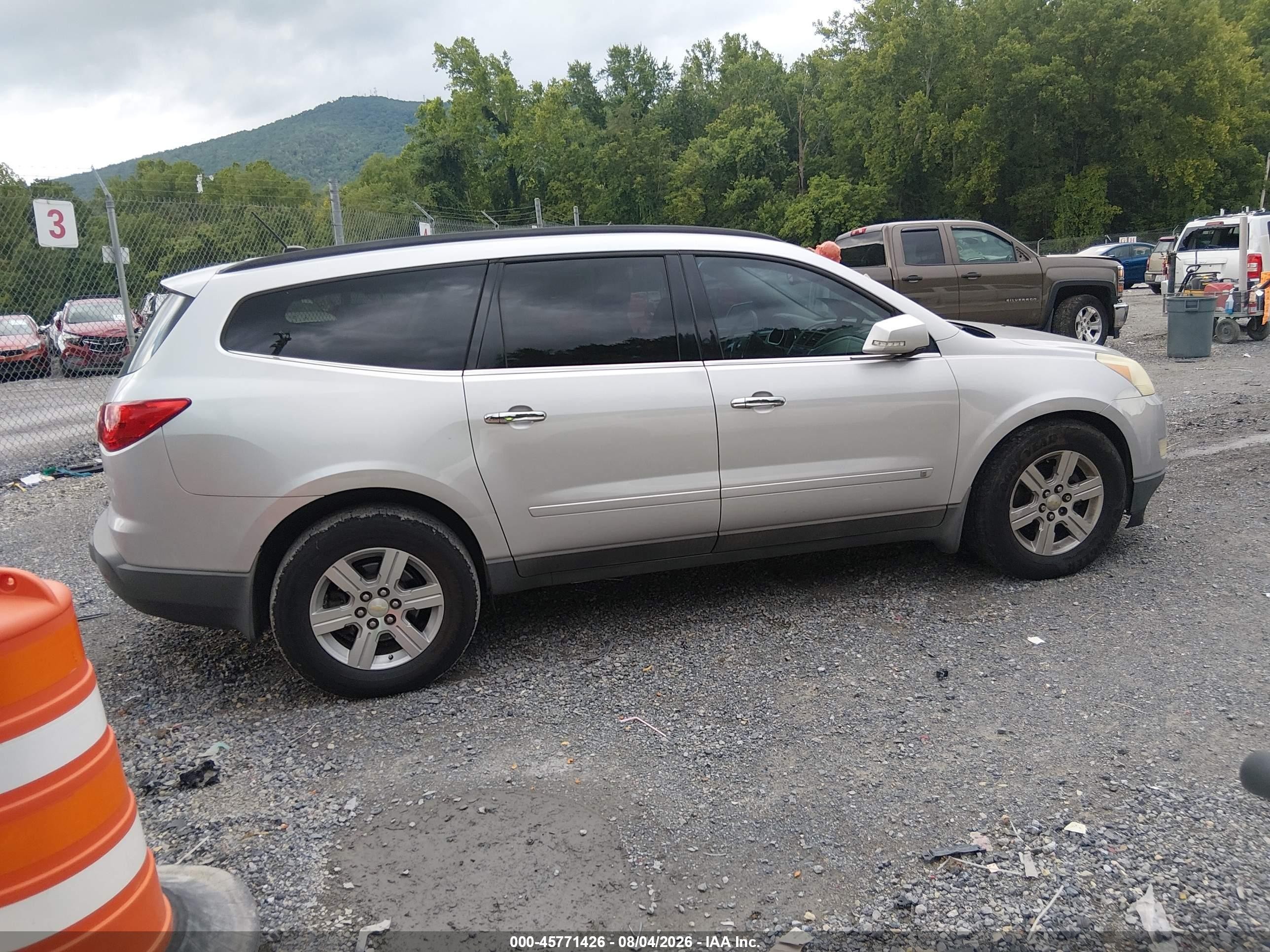2010 Chevrolet Traverse Lt Silver vin: 1GNLRFED7AS152307