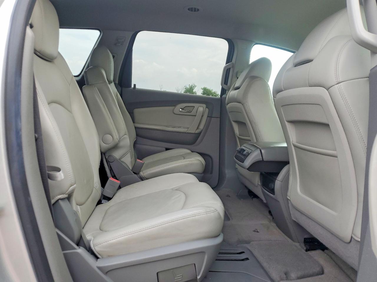 2010 Chevrolet Traverse Lt Silver vin: 1GNLRGED8AS134761