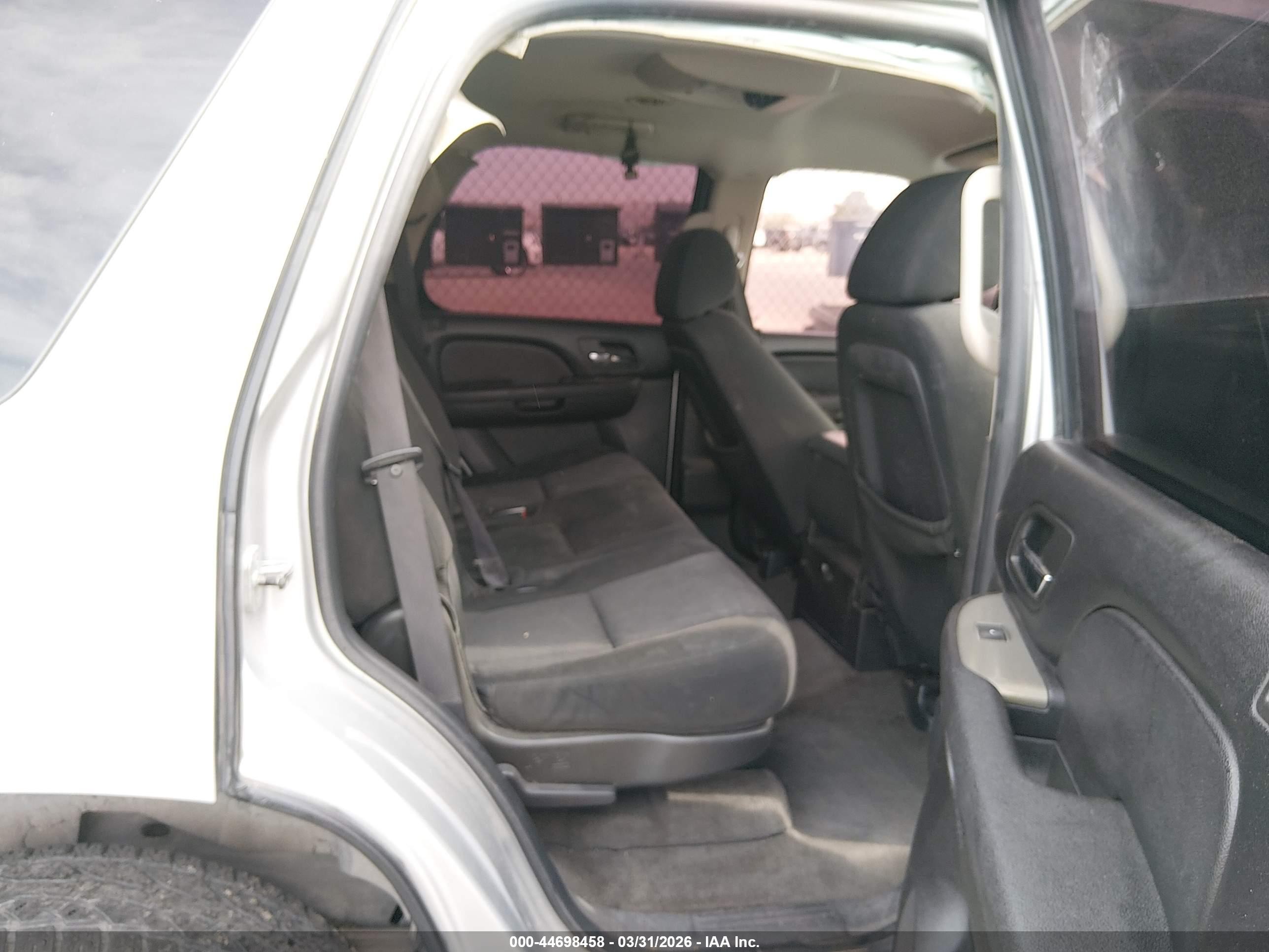 2010 Chevrolet Tahoe Ls Silver vin: 1GNMCAE35AR166312